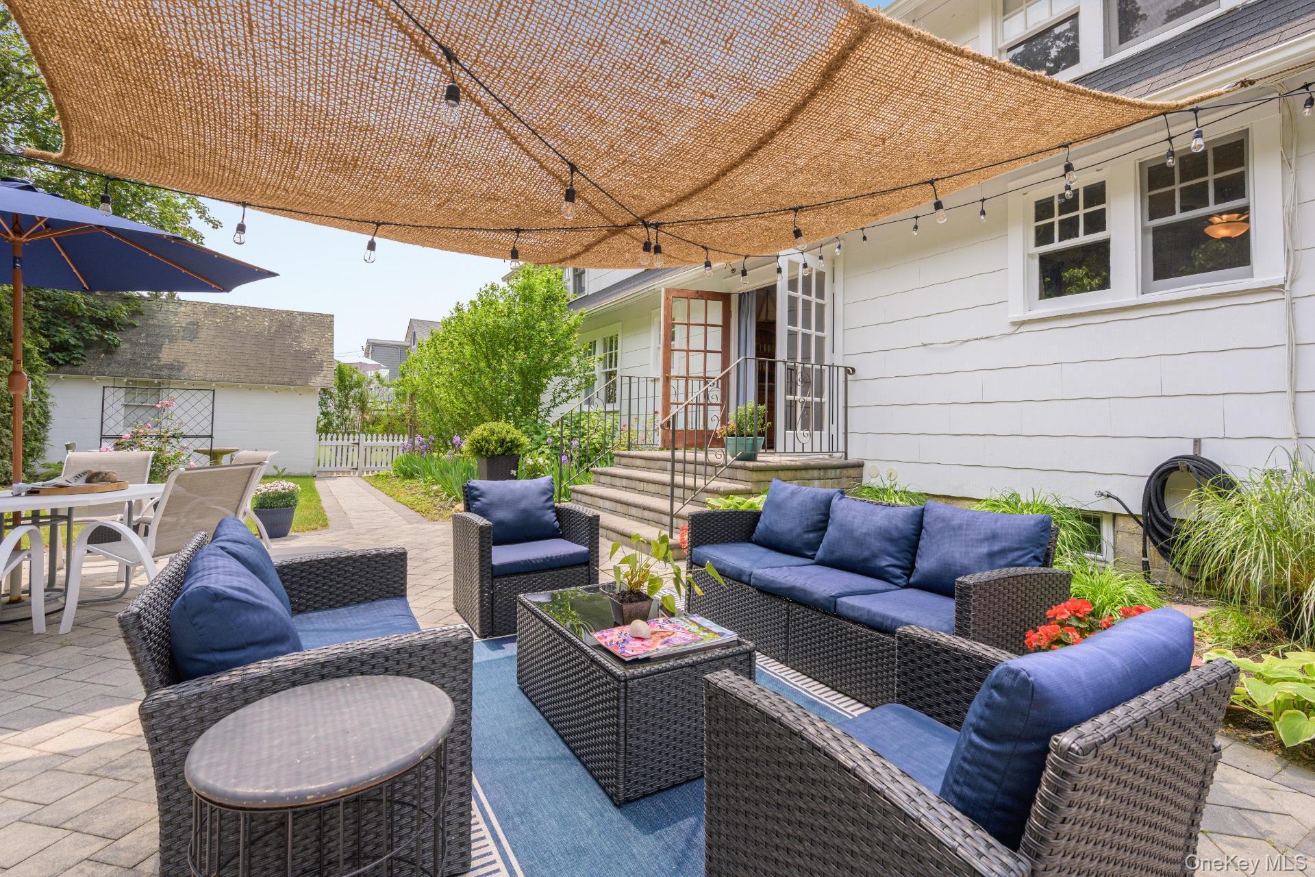 296 E Montauk Highway, Hampton Bays, NY 11946