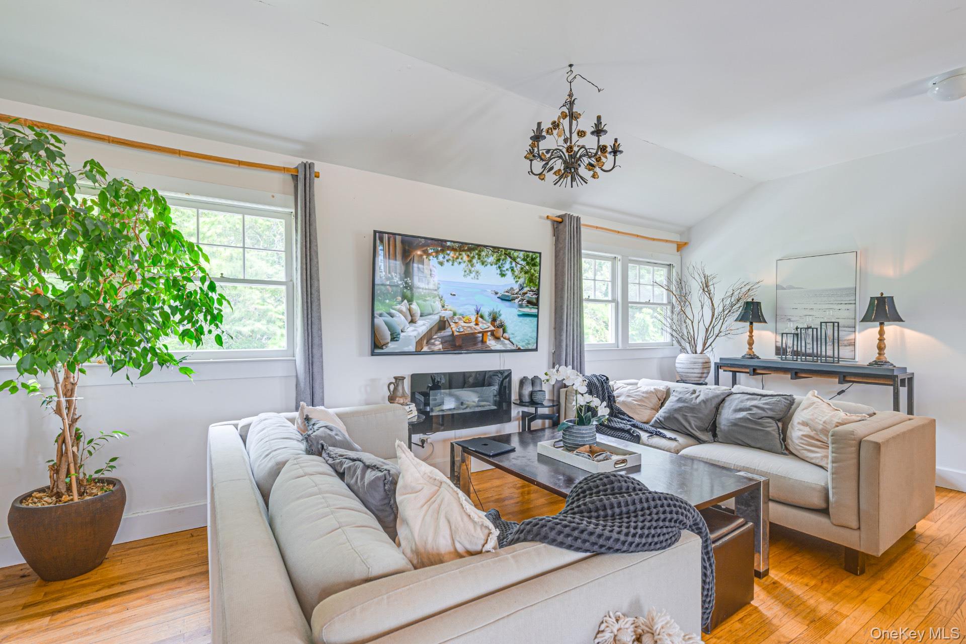 296 E Montauk Highway, Hampton Bays, NY 11946