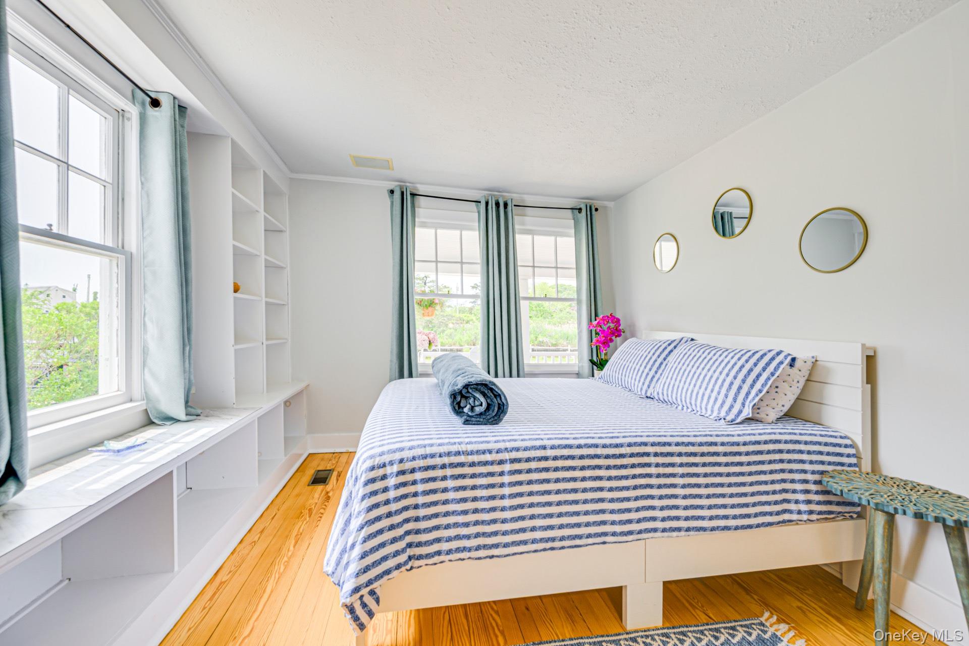 296 E Montauk Highway, Hampton Bays, NY 11946