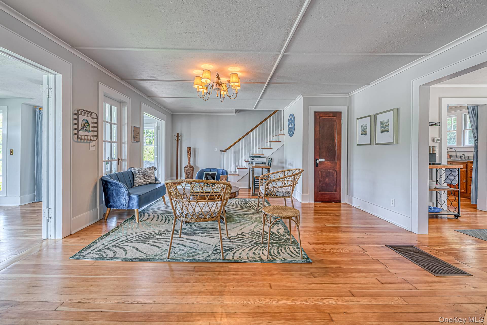 296 E Montauk Highway, Hampton Bays, NY 11946