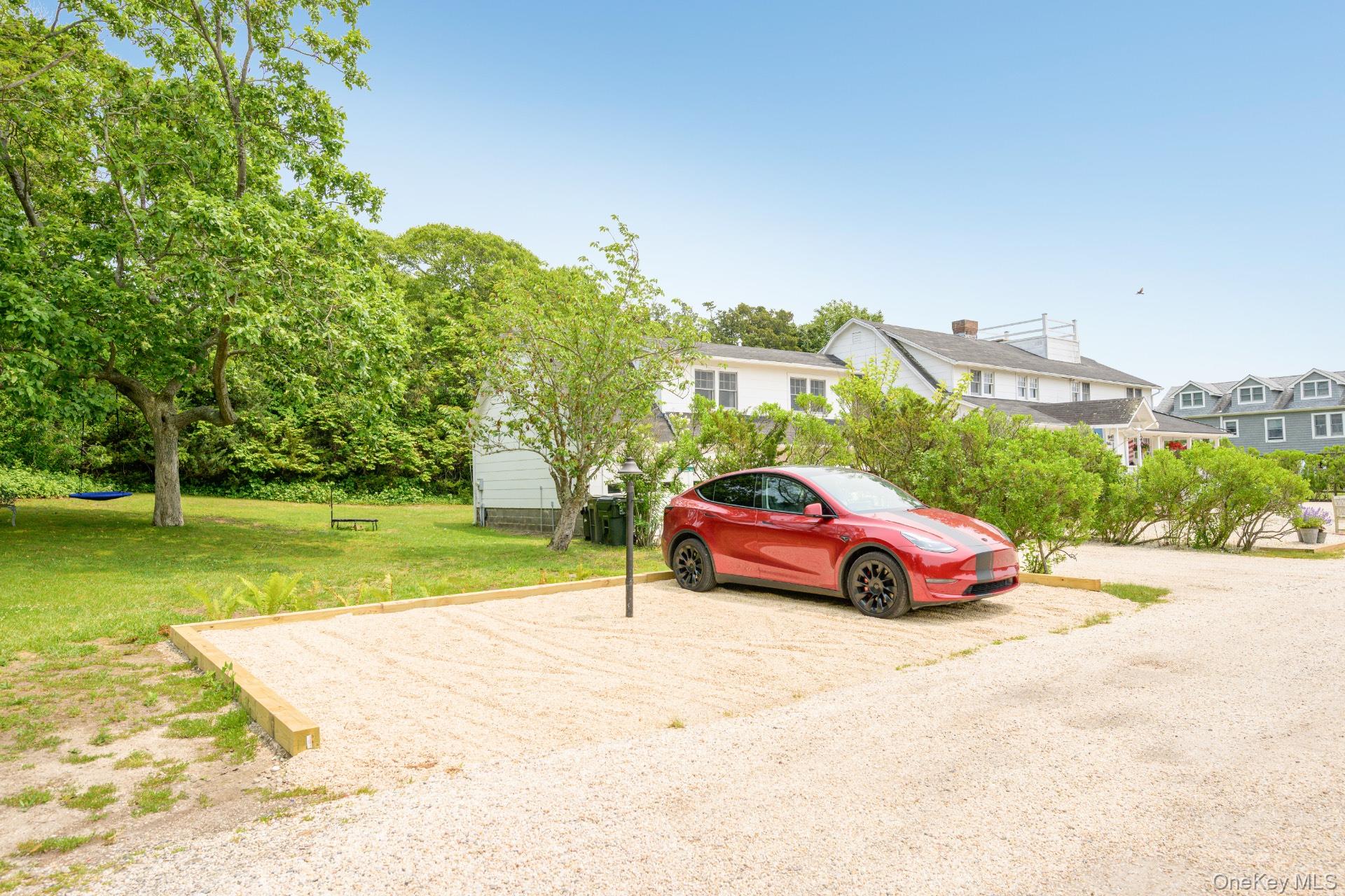 296 E Montauk Highway, Hampton Bays, NY 11946