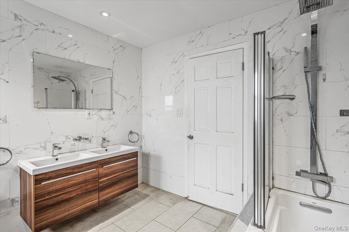 68-07 Little Neck Pkwy Parkway, Glen Oaks, NY 11004