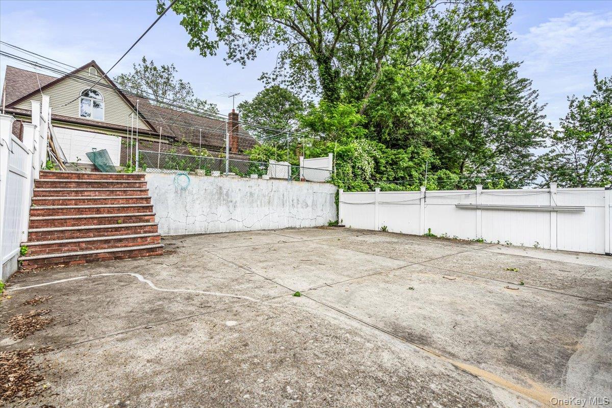 68-07 Little Neck Pkwy Parkway, Glen Oaks, NY 11004