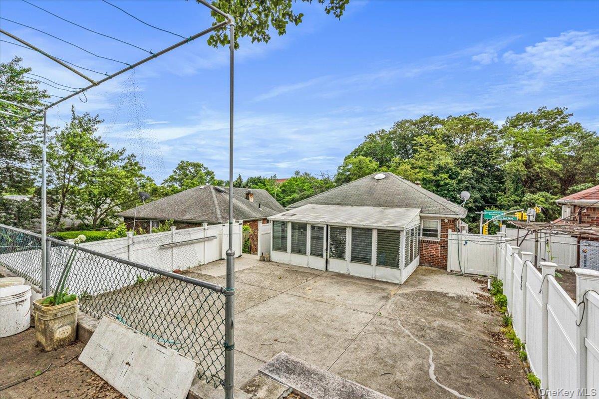 68-07 Little Neck Pkwy Parkway, Glen Oaks, NY 11004