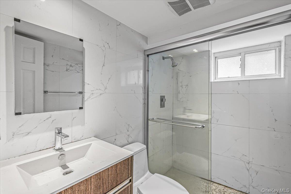 68-07 Little Neck Pkwy Parkway, Glen Oaks, NY 11004