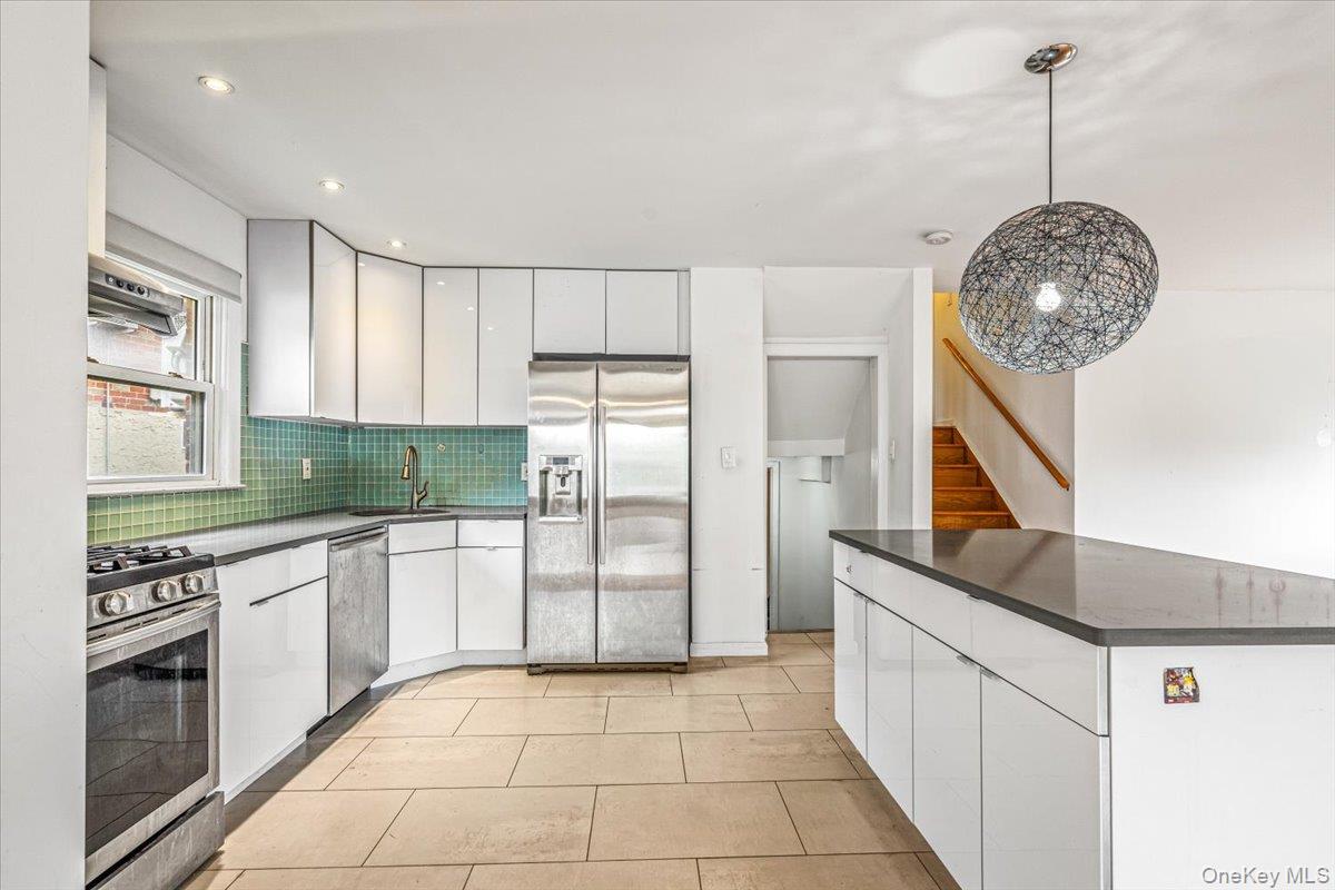 68-07 Little Neck Pkwy Parkway, Glen Oaks, NY 11004