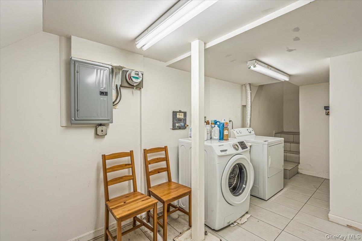 68-07 Little Neck Pkwy Parkway, Glen Oaks, NY 11004