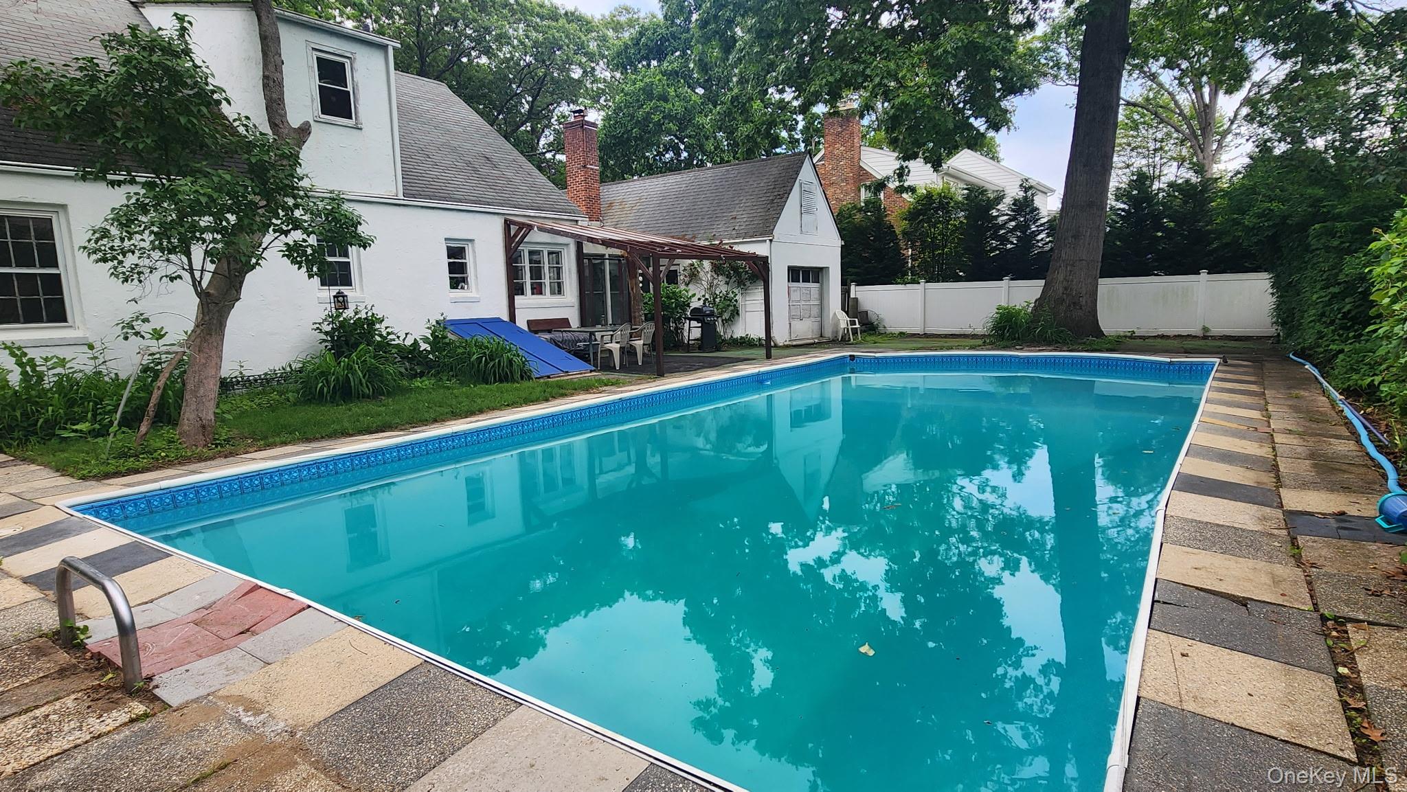 163 Scarcliffe Drive, Malverne, NY 11565