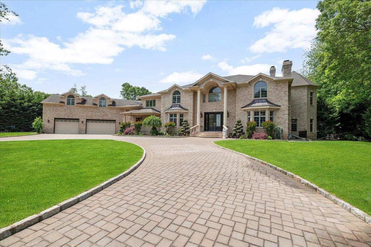 135 Millet Street N, Dix Hills, NY 11746