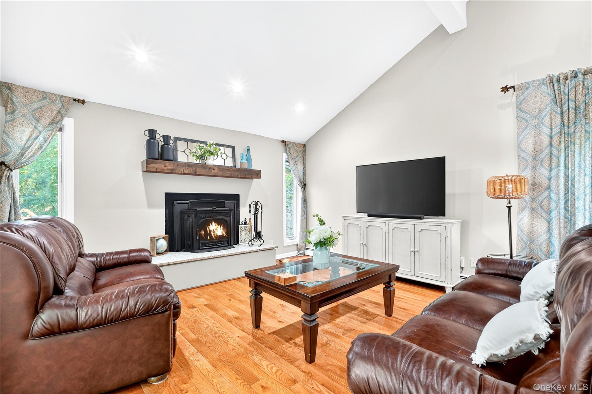 4 S Hill Road, Tomkins Cove, NY 10986