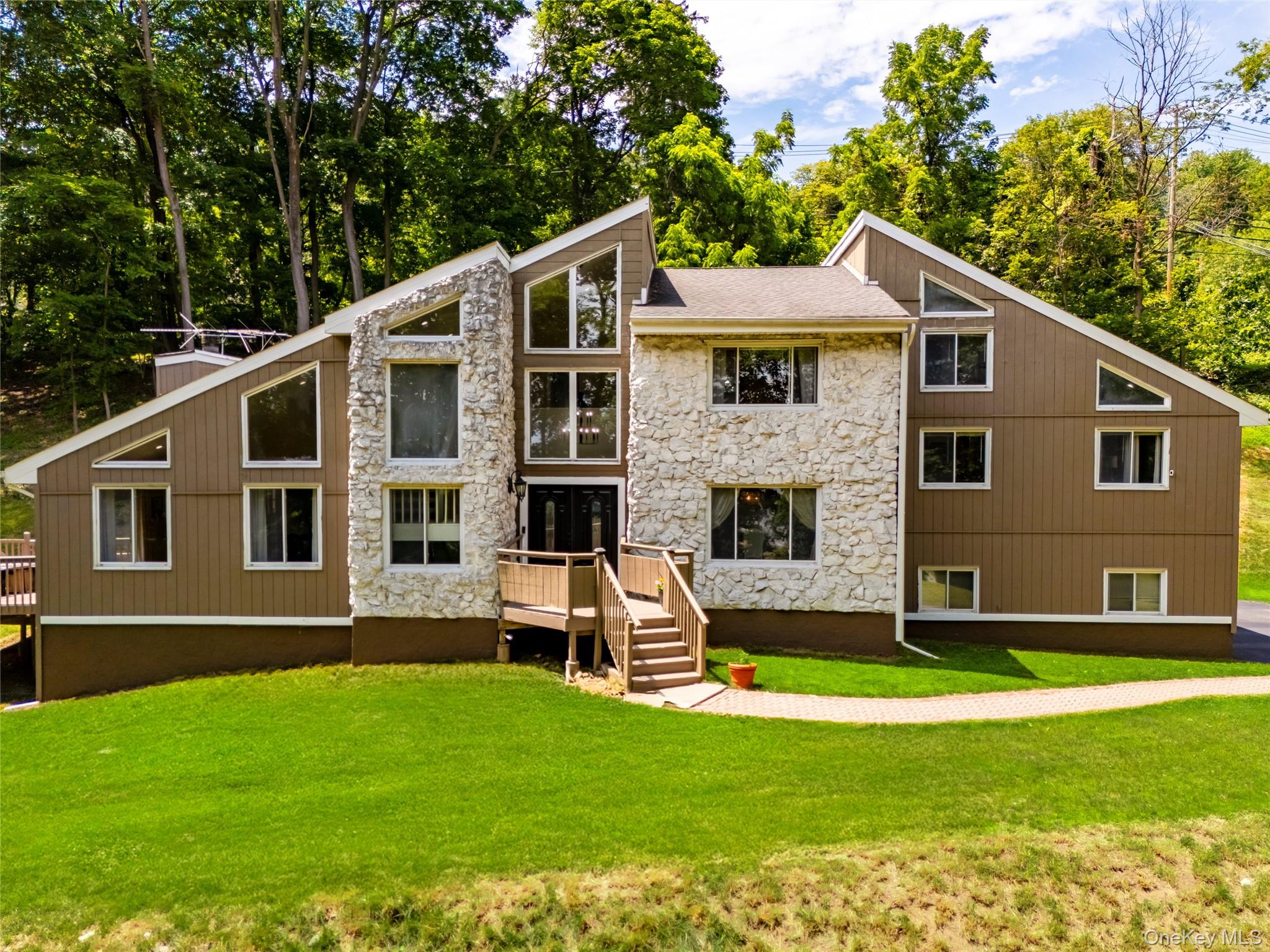 4 S Hill Road, Tomkins Cove, NY 10986