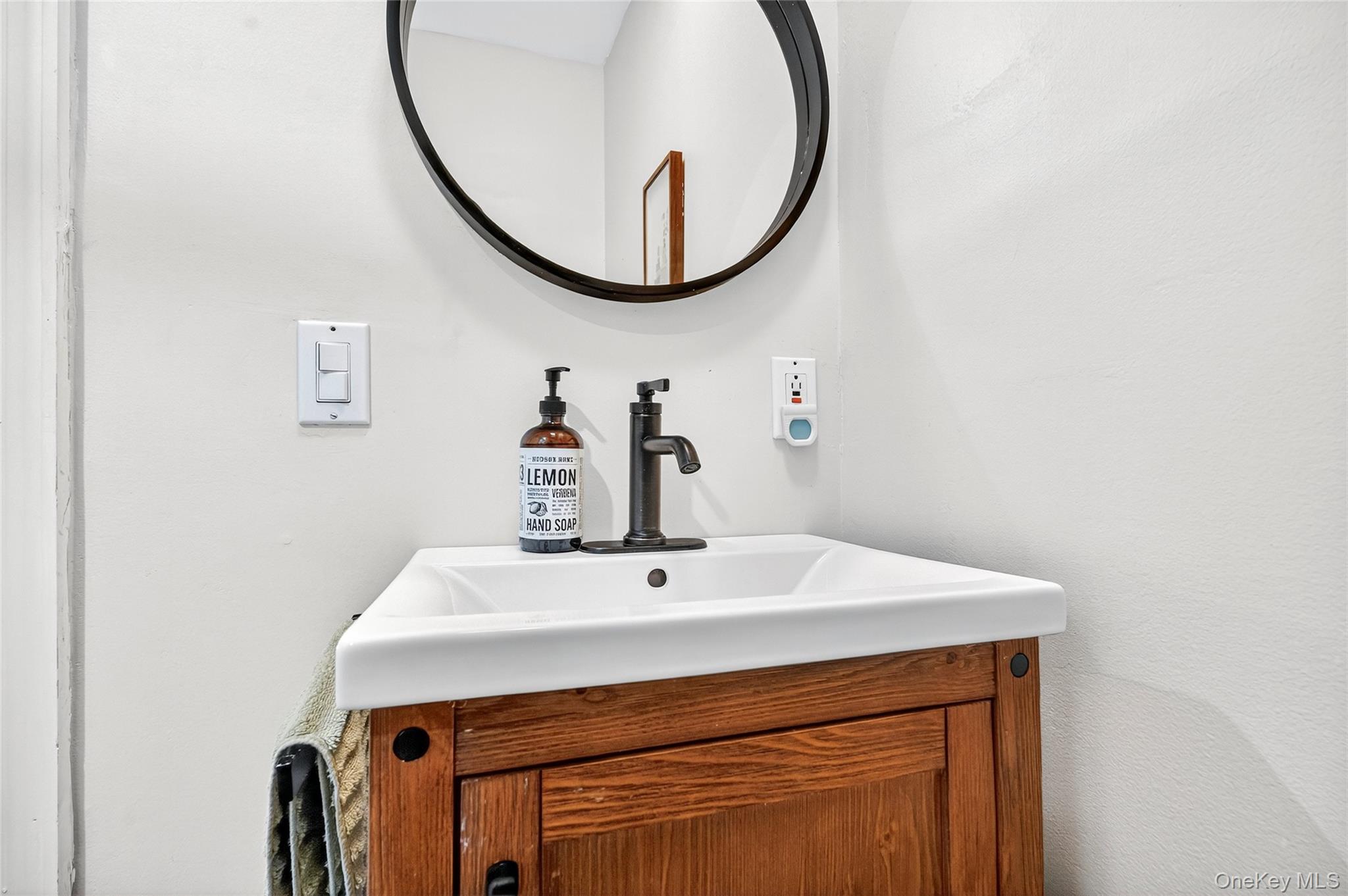 4 S Hill Road, Tomkins Cove, NY 10986