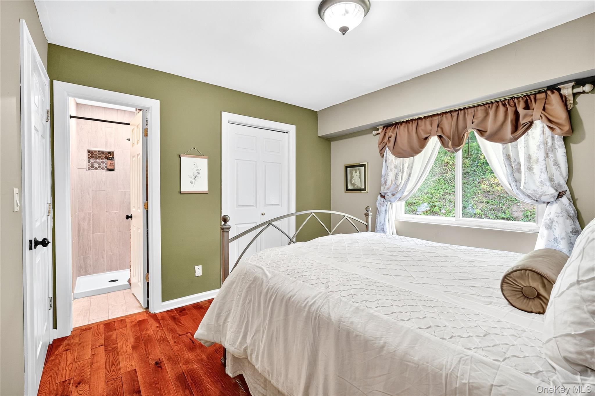 4 S Hill Road, Tomkins Cove, NY 10986