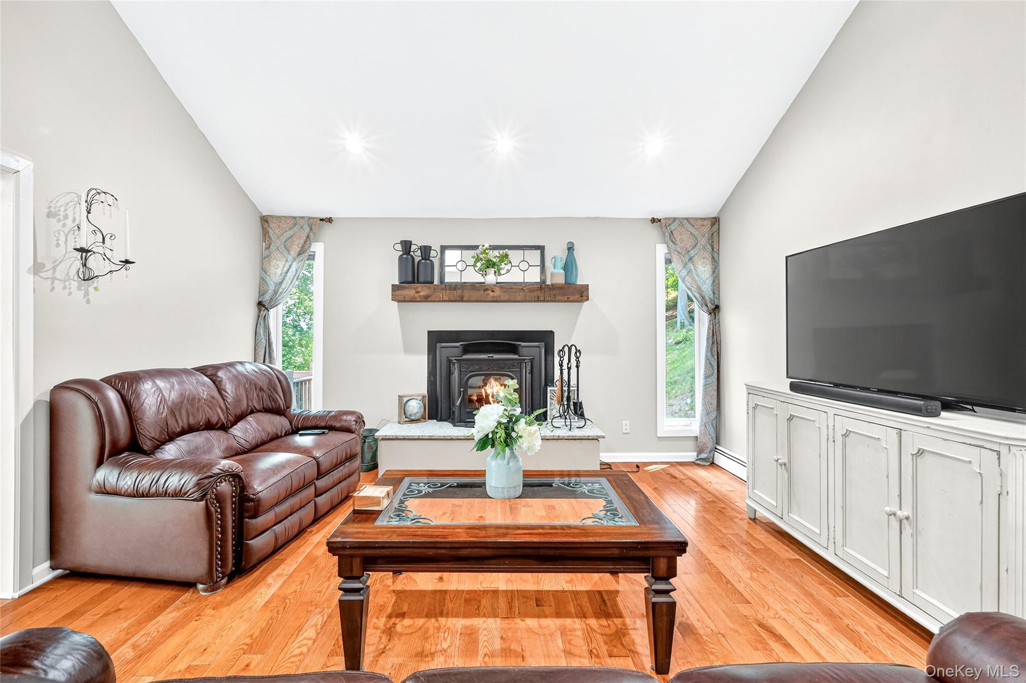 4 S Hill Road, Tomkins Cove, NY 10986