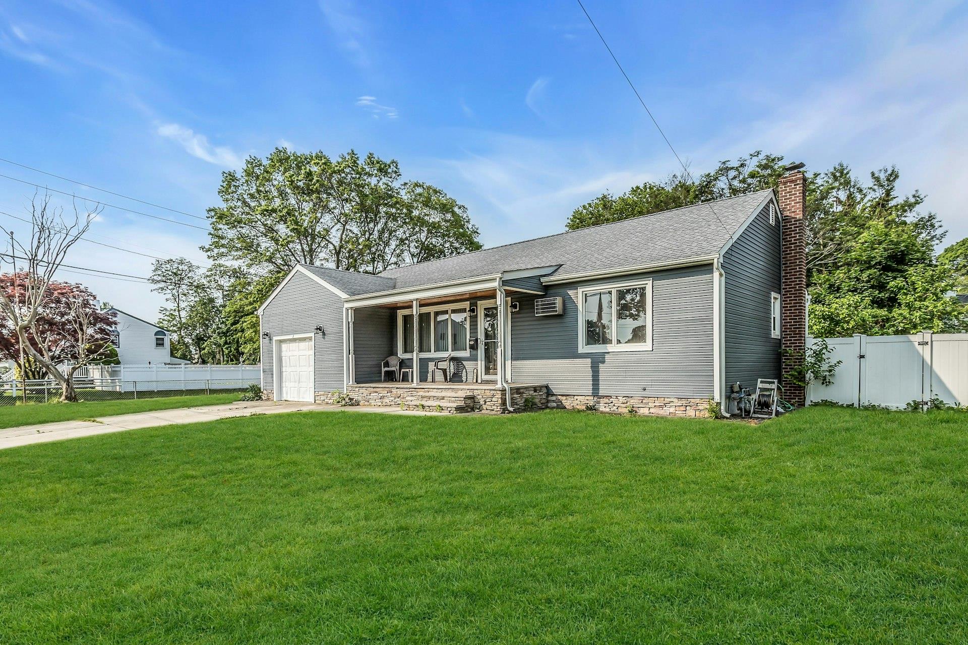 405 N Clinton Avenue, Lindenhurst, NY 11757