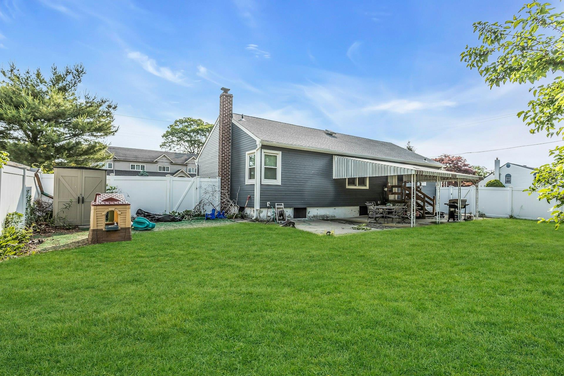 405 N Clinton Avenue, Lindenhurst, NY 11757