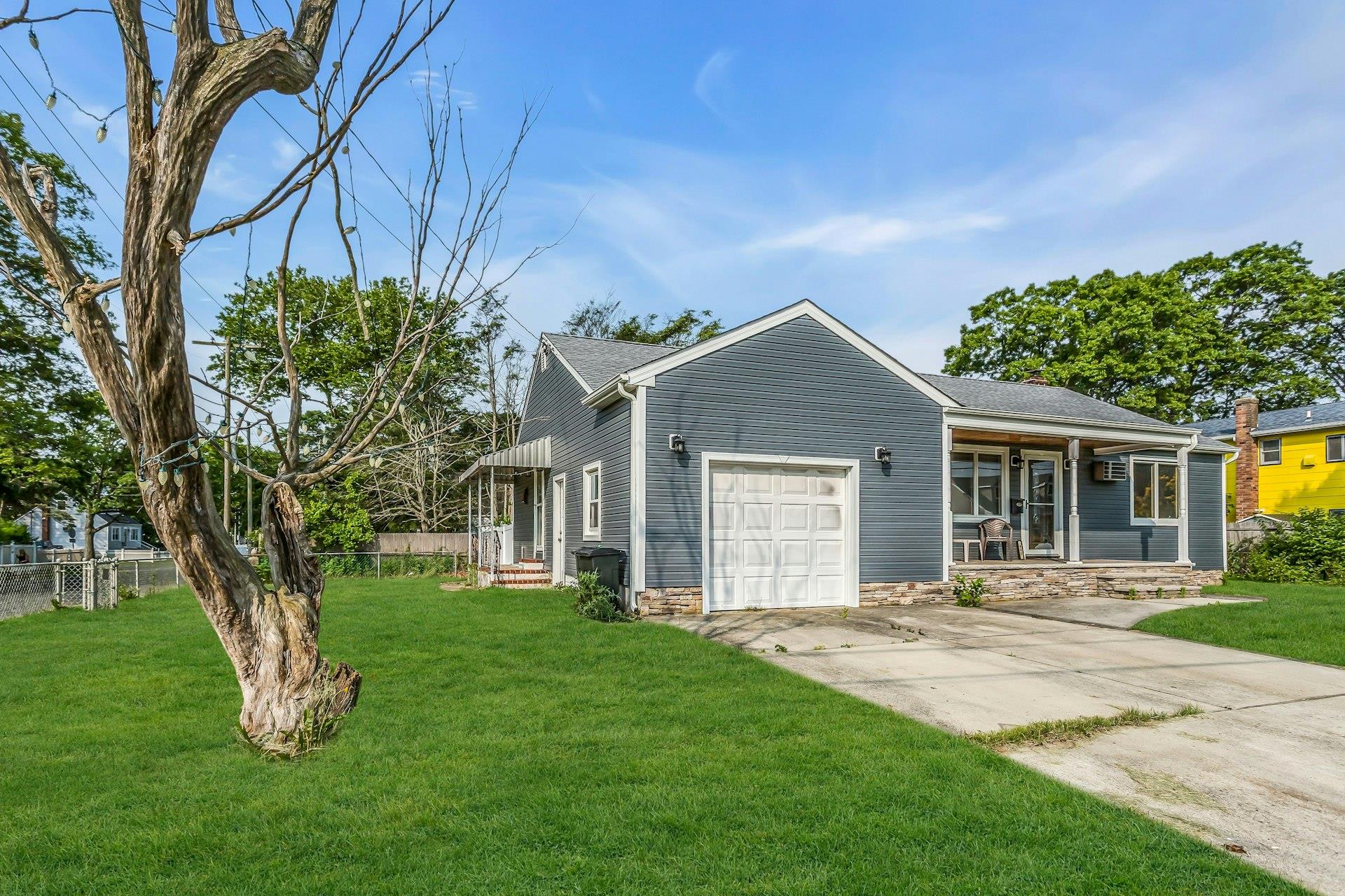 405 N Clinton Avenue, Lindenhurst, NY 11757