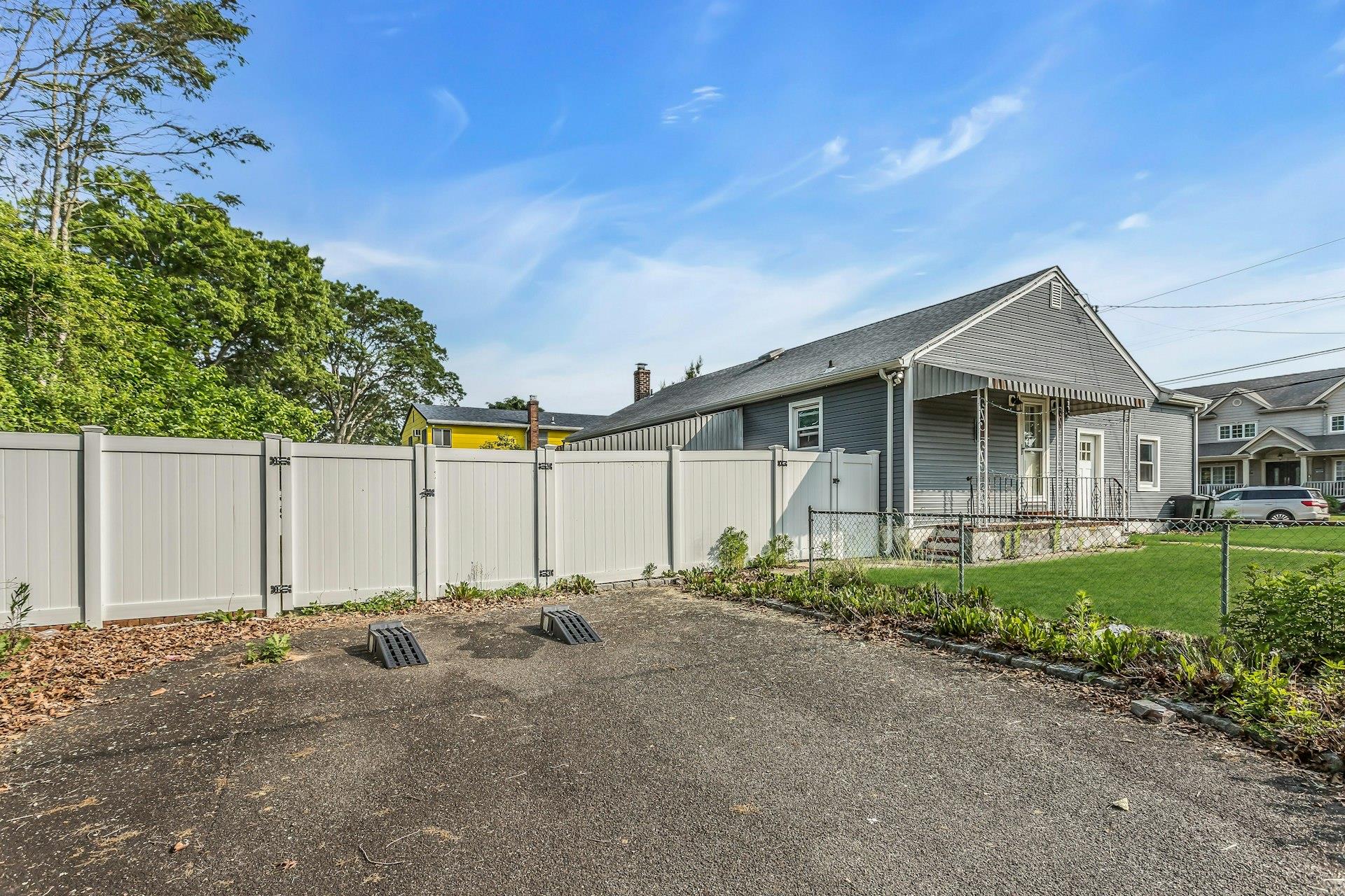 405 N Clinton Avenue, Lindenhurst, NY 11757