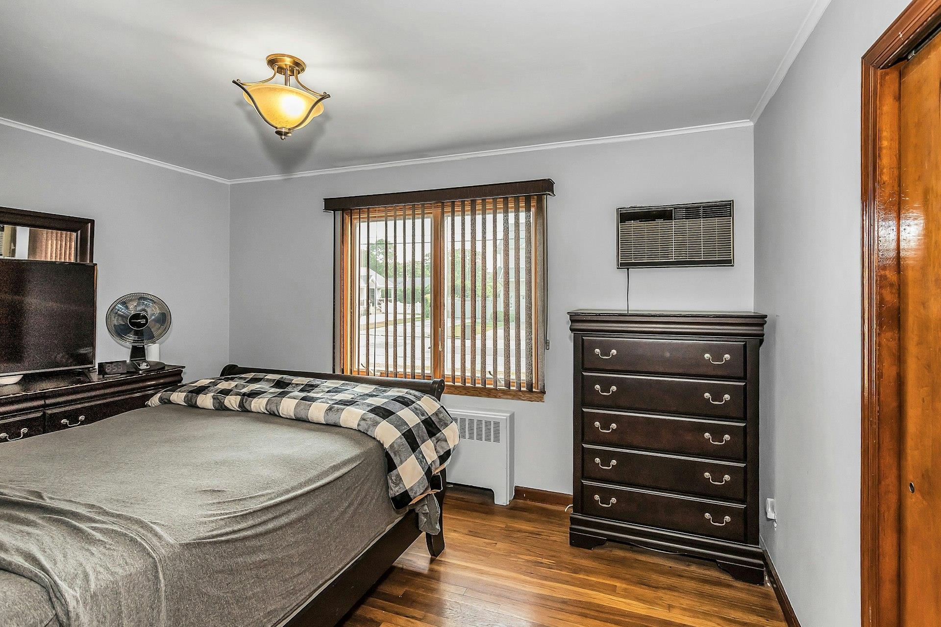 405 N Clinton Avenue, Lindenhurst, NY 11757