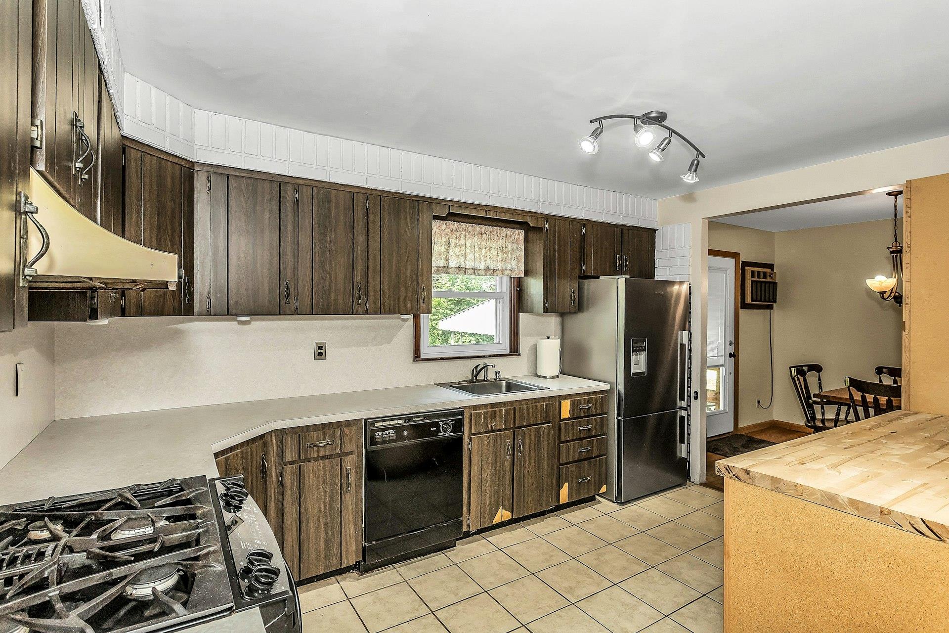 405 N Clinton Avenue, Lindenhurst, NY 11757