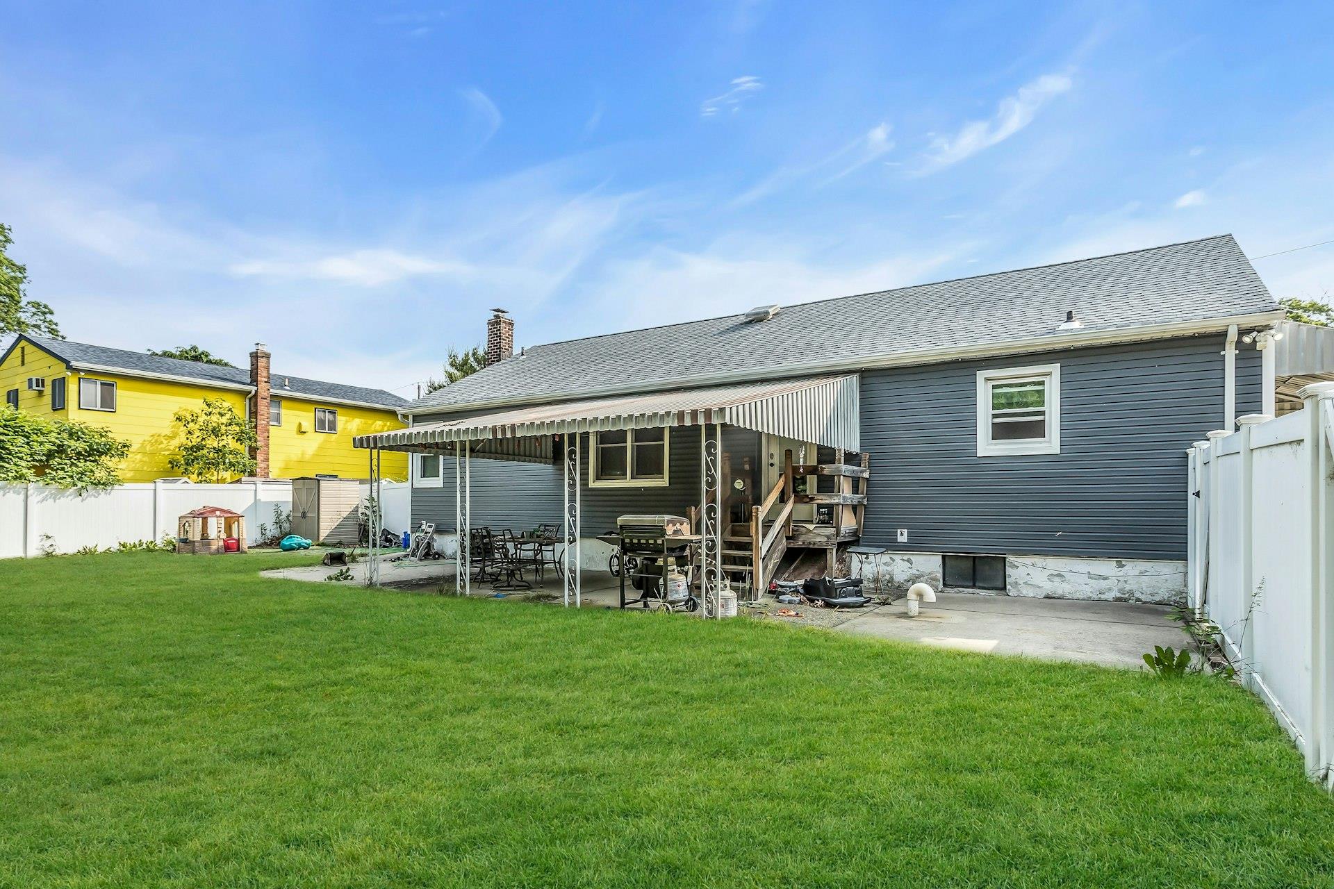 405 N Clinton Avenue, Lindenhurst, NY 11757