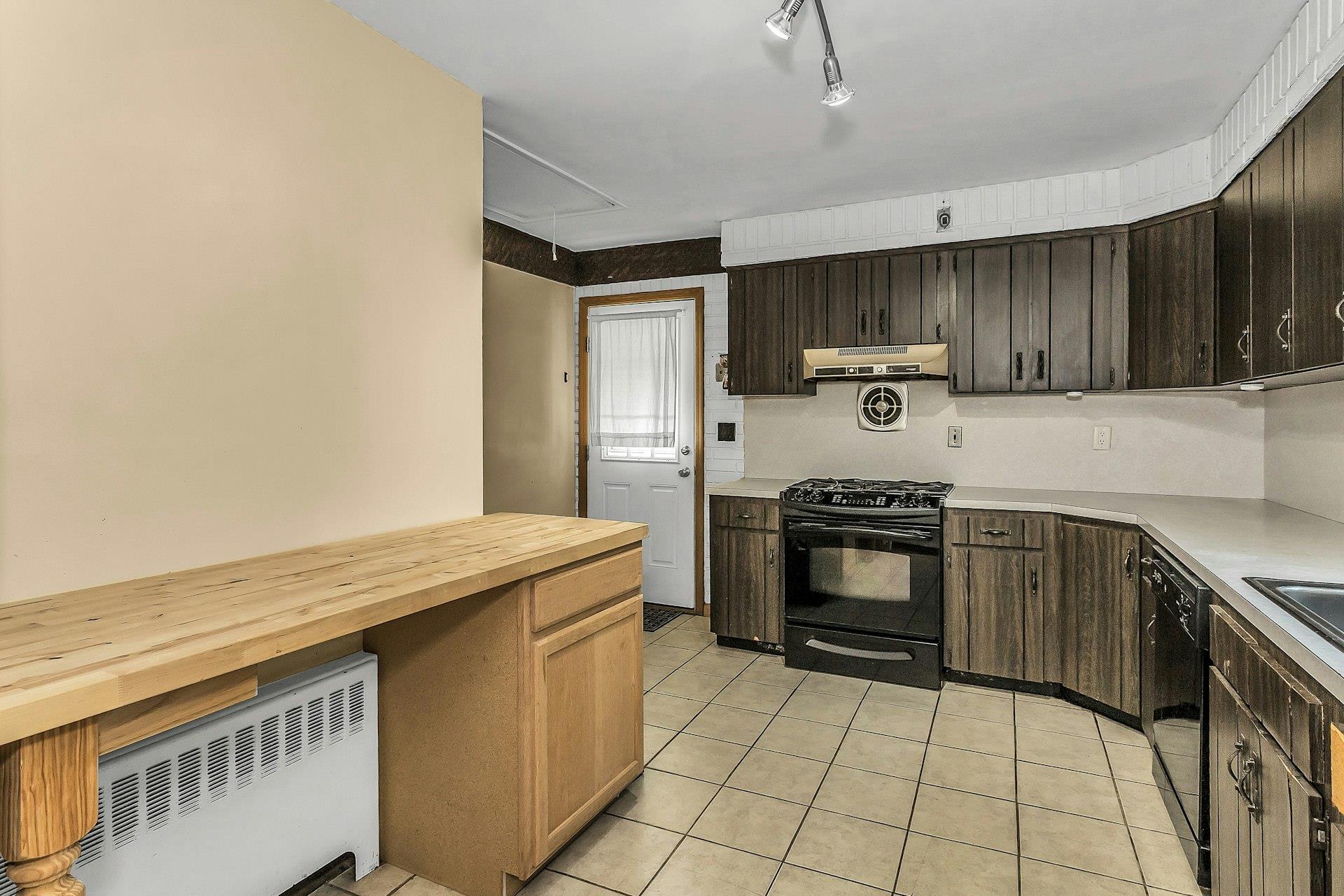 405 N Clinton Avenue, Lindenhurst, NY 11757