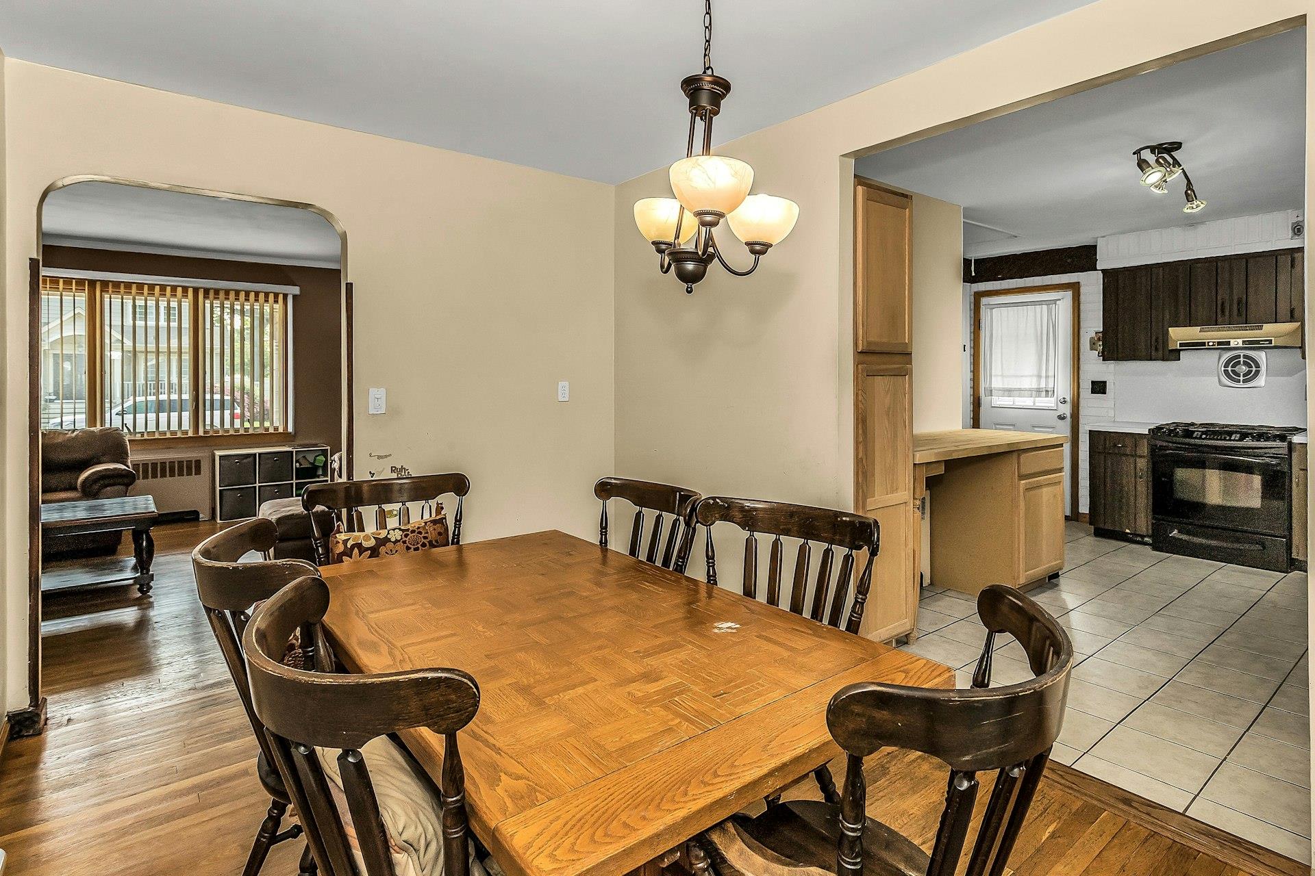 405 N Clinton Avenue, Lindenhurst, NY 11757