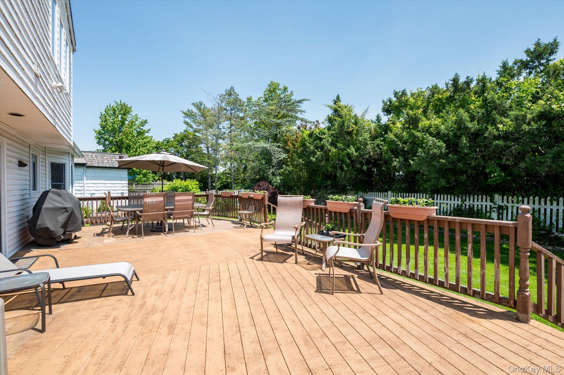 27 Bridle Path, Roslyn, NY 11576