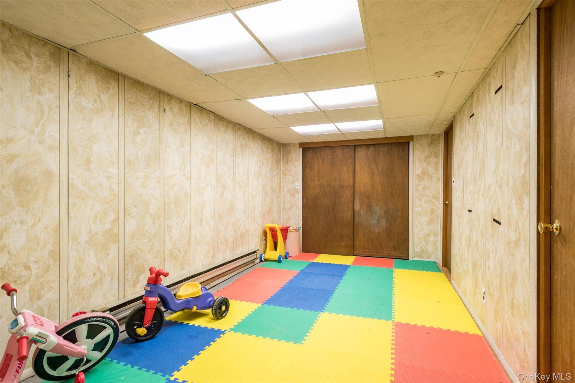 27 Bridle Path, Roslyn, NY 11576