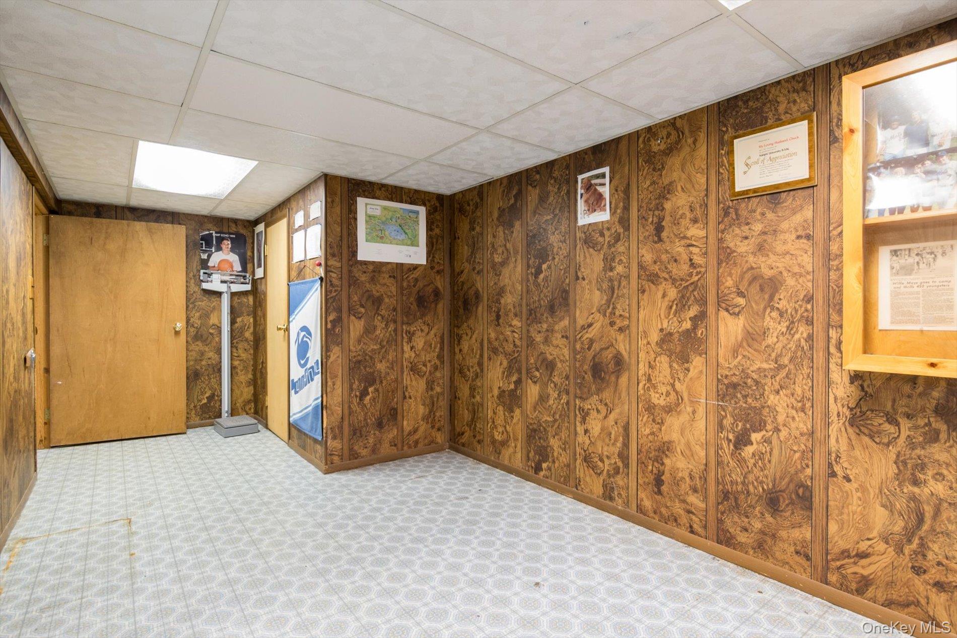 27 Bridle Path, Roslyn, NY 11576