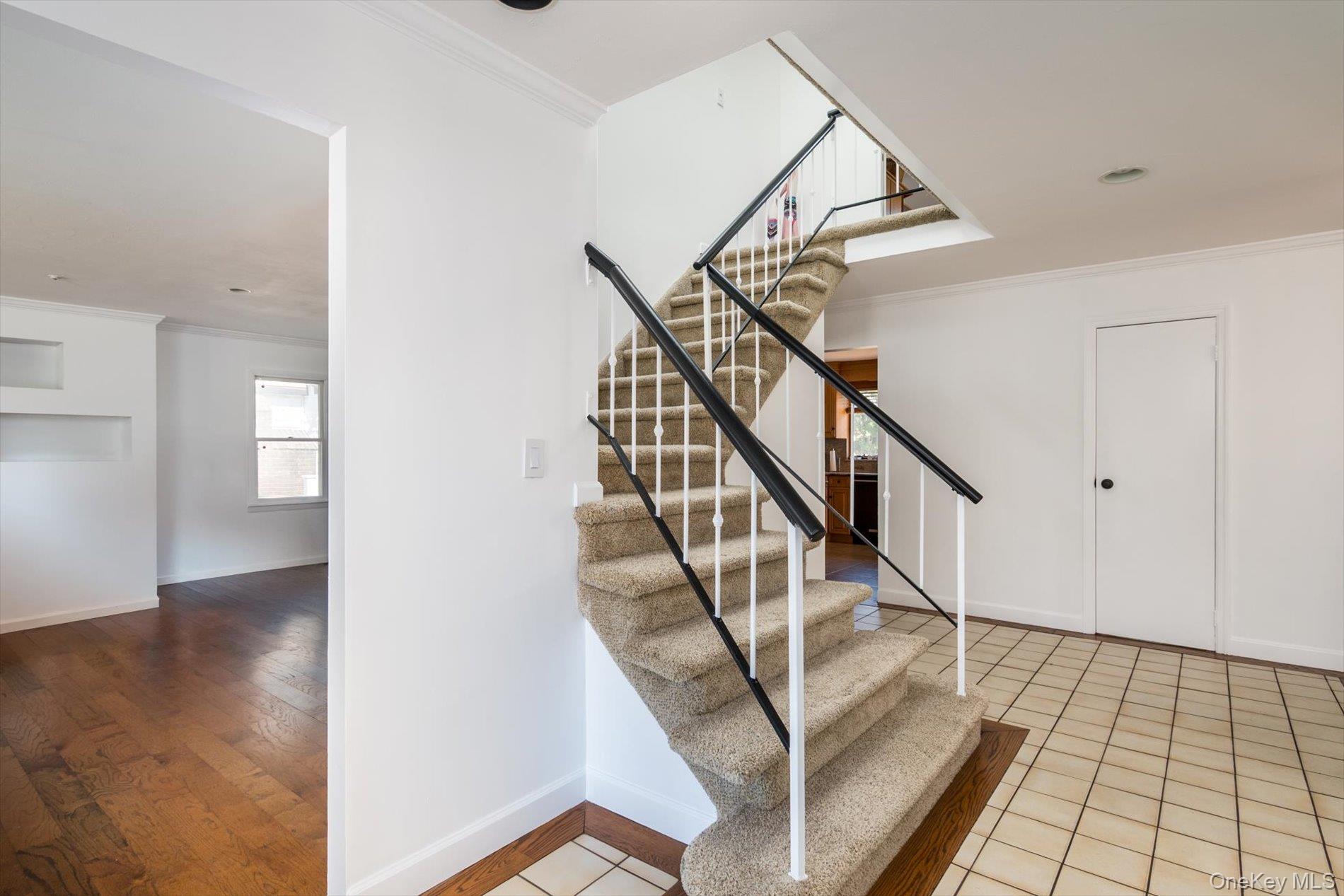 27 Bridle Path, Roslyn, NY 11576