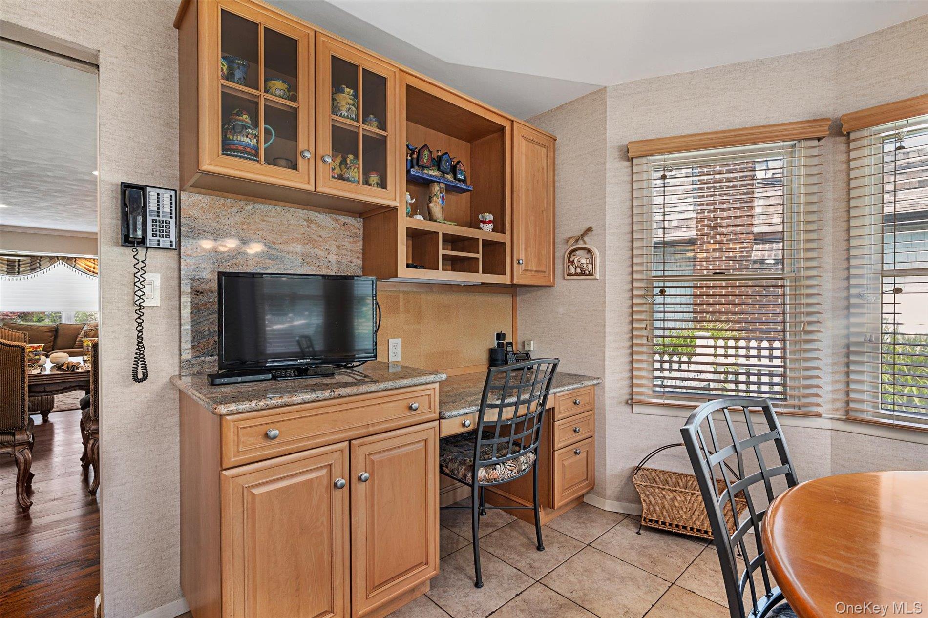 27 Bridle Path, Roslyn, NY 11576