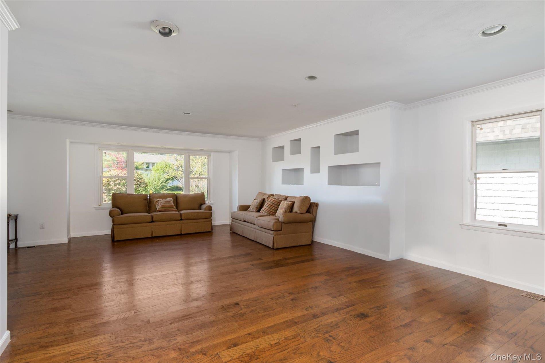 27 Bridle Path, Roslyn, NY 11576