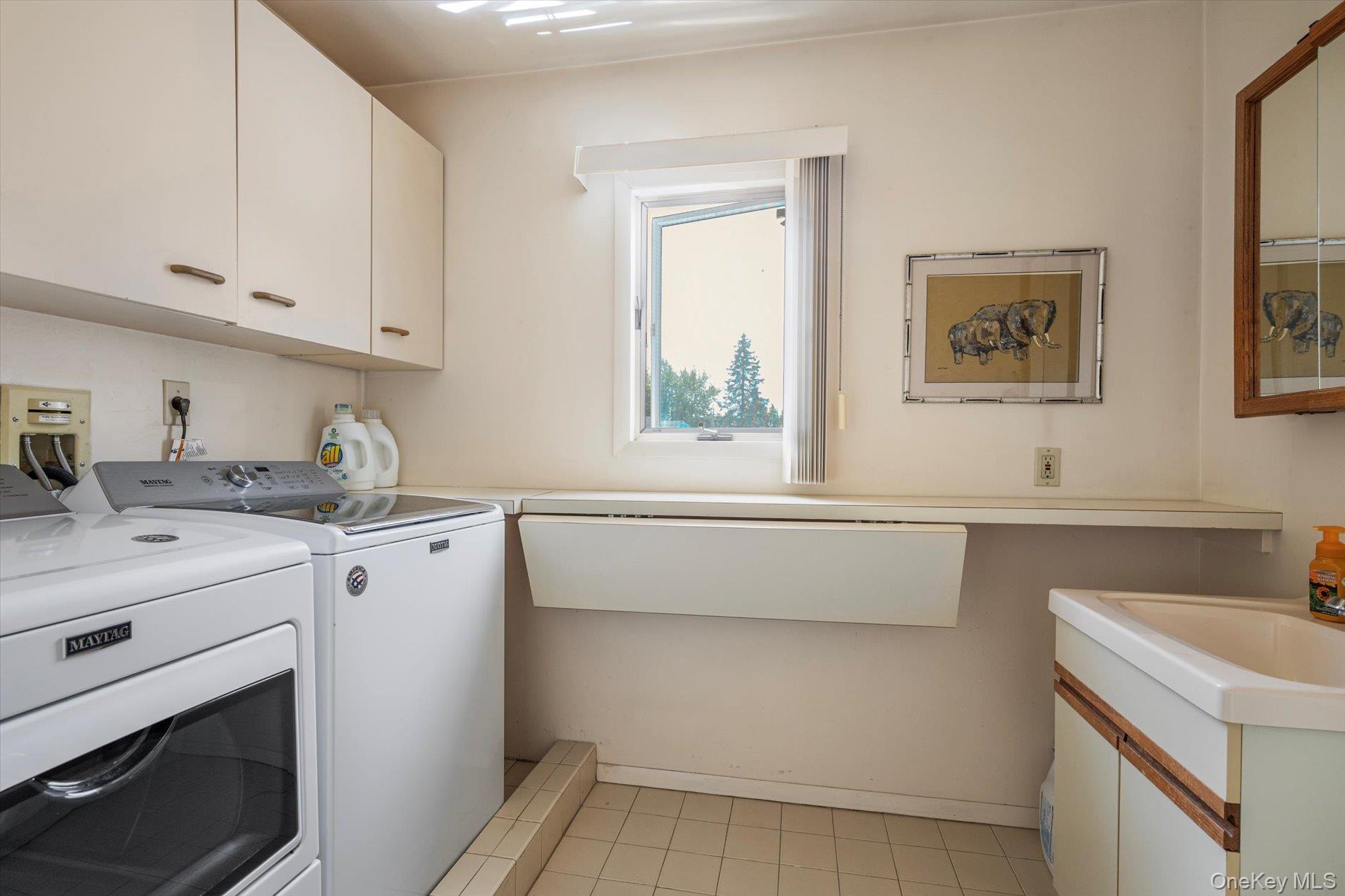 27 Bridle Path, Roslyn, NY 11576