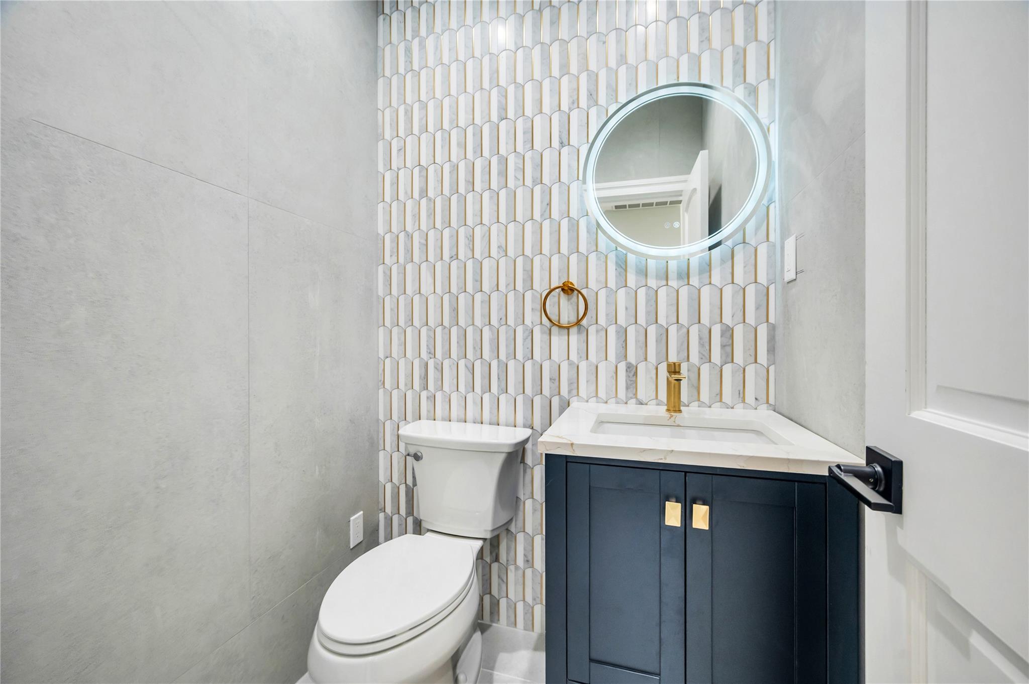 16 Violet Avenue, Hicksville, NY 11801