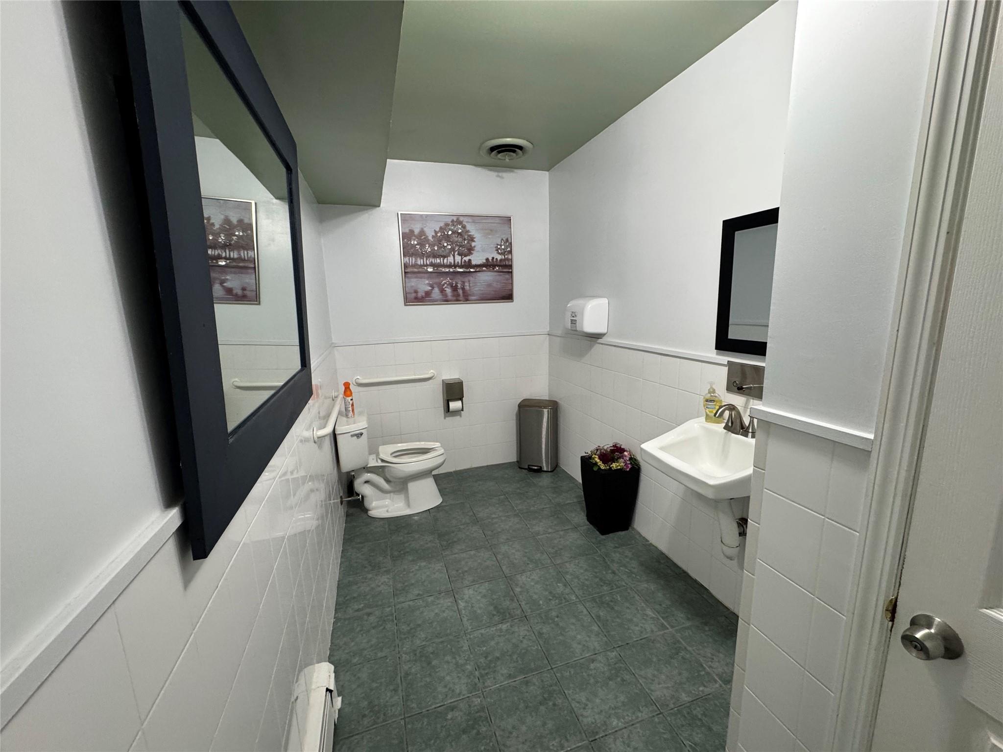 293 Castle Avenue # 1C, Westbury, NY 11590