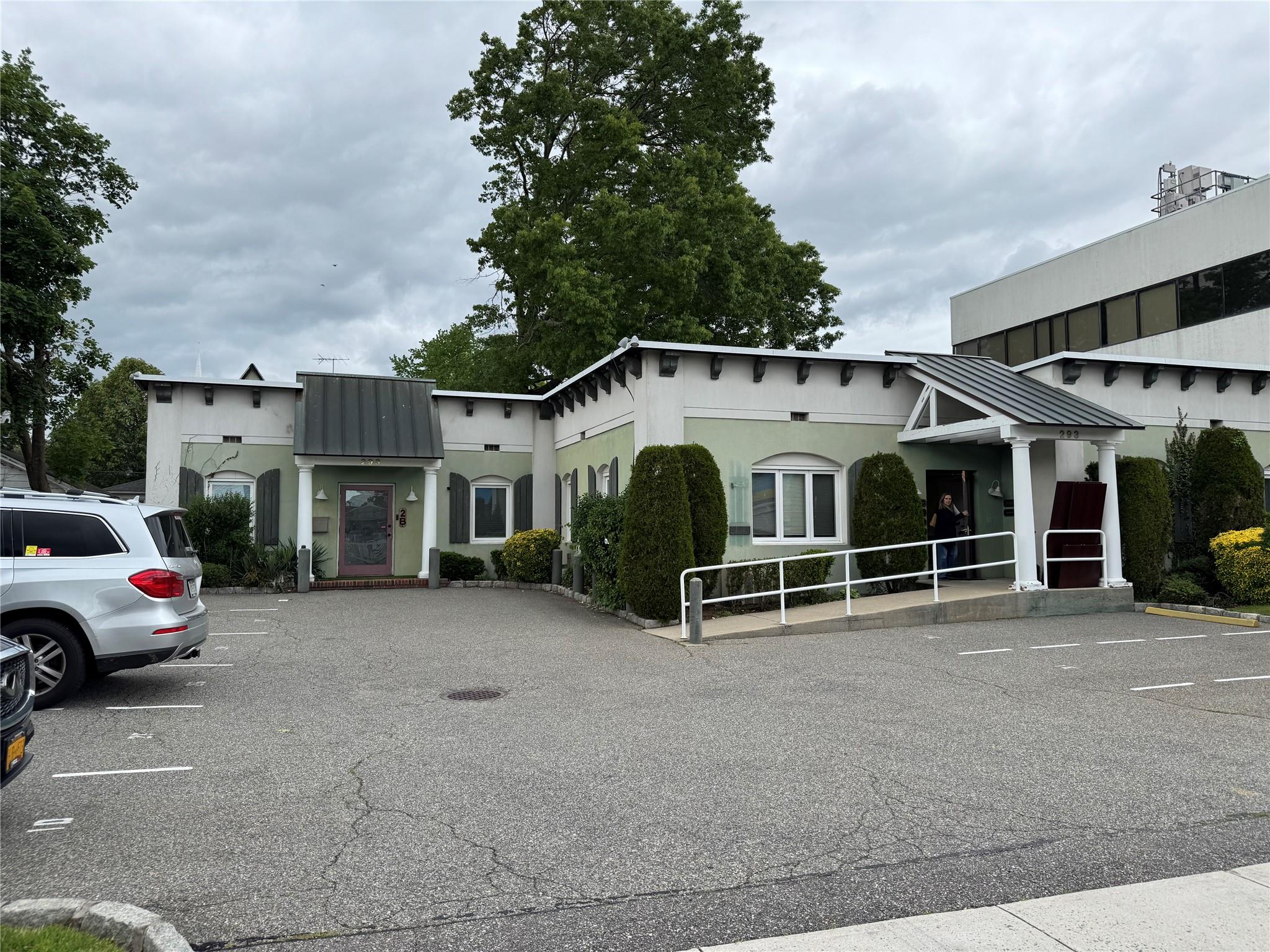 293 Castle Avenue # 1C, Westbury, NY 11590