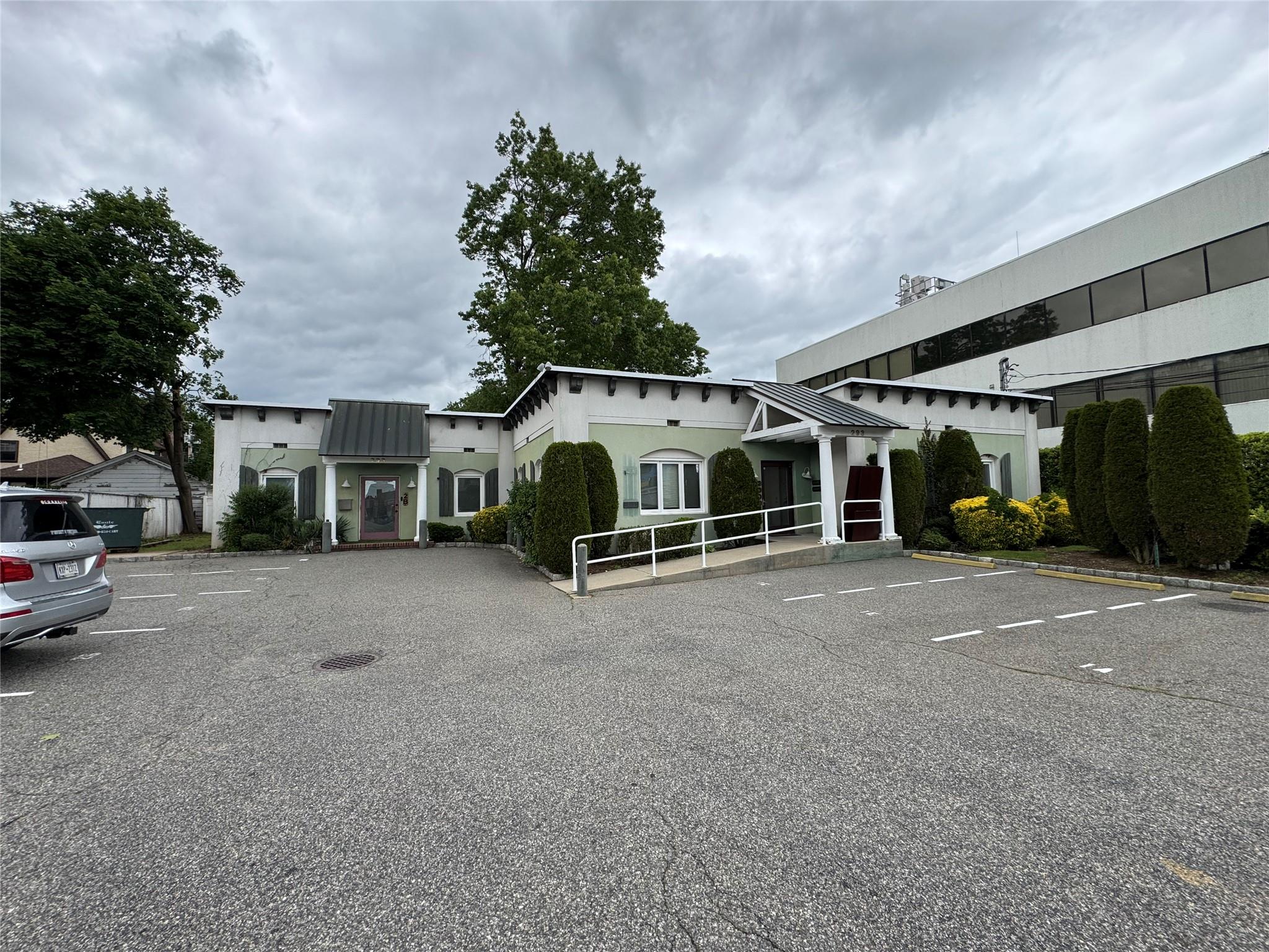 293 Castle Avenue # 1C, Westbury, NY 11590