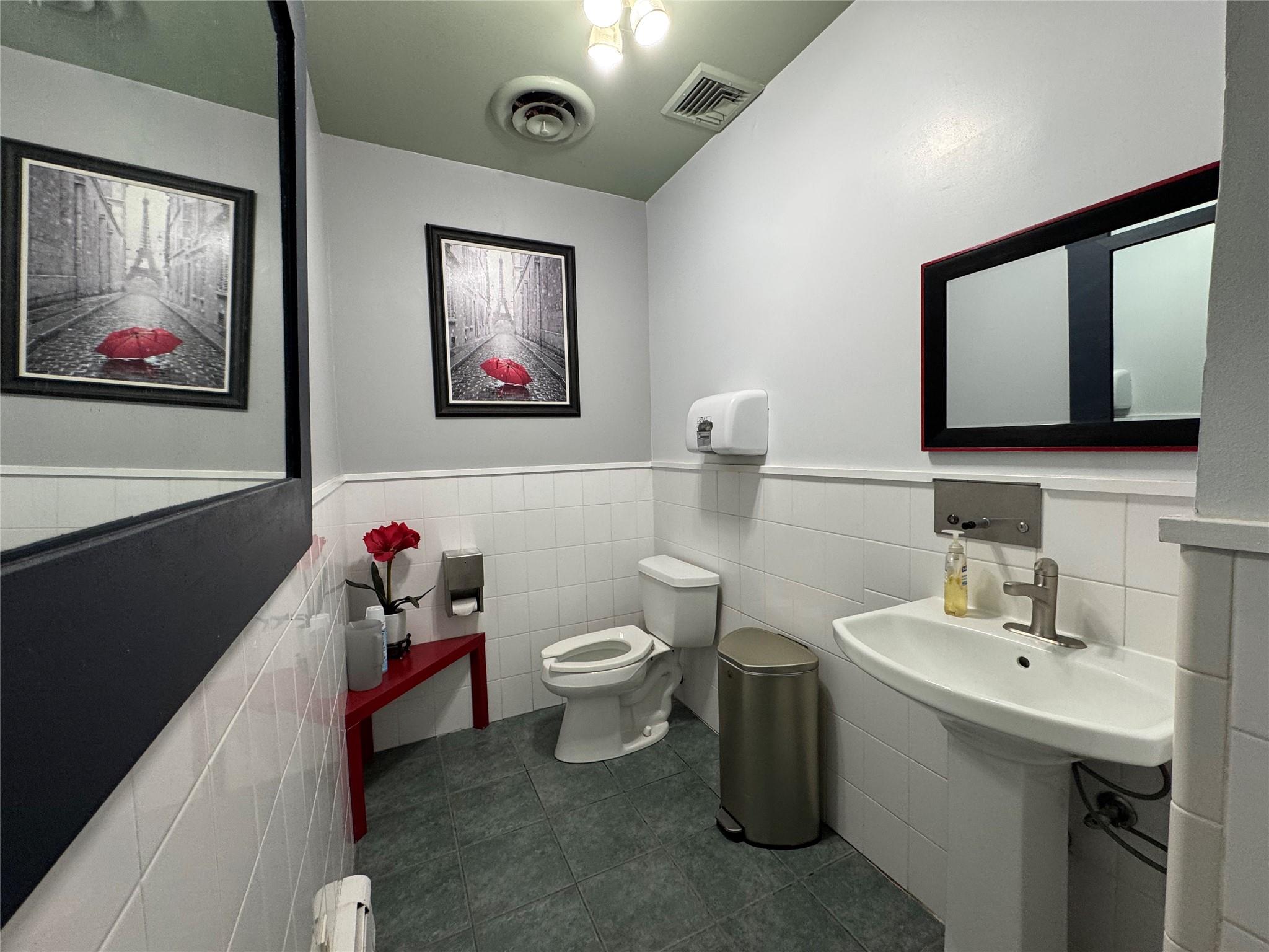 293 Castle Avenue # 1C, Westbury, NY 11590