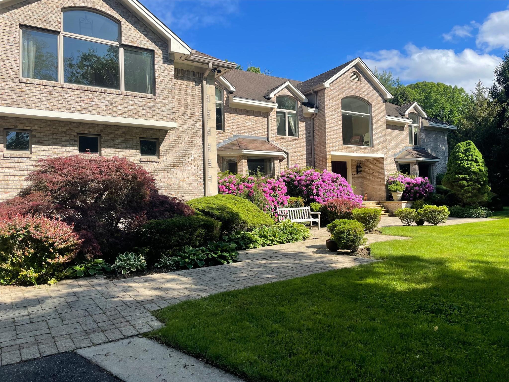 527 Split Rock Road, Oyster Bay Cove, NY 11791