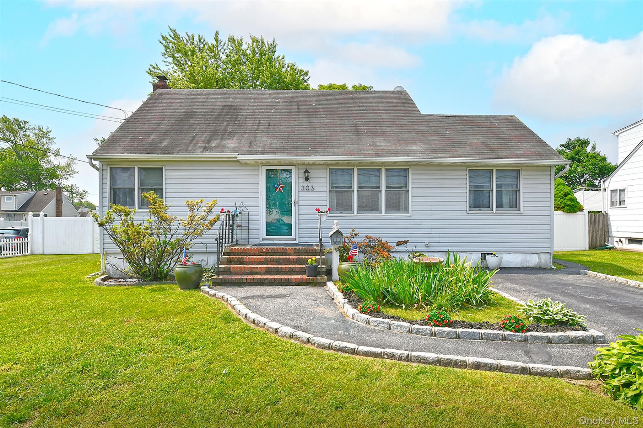 303 42 Street, Lindenhurst, NY 11757