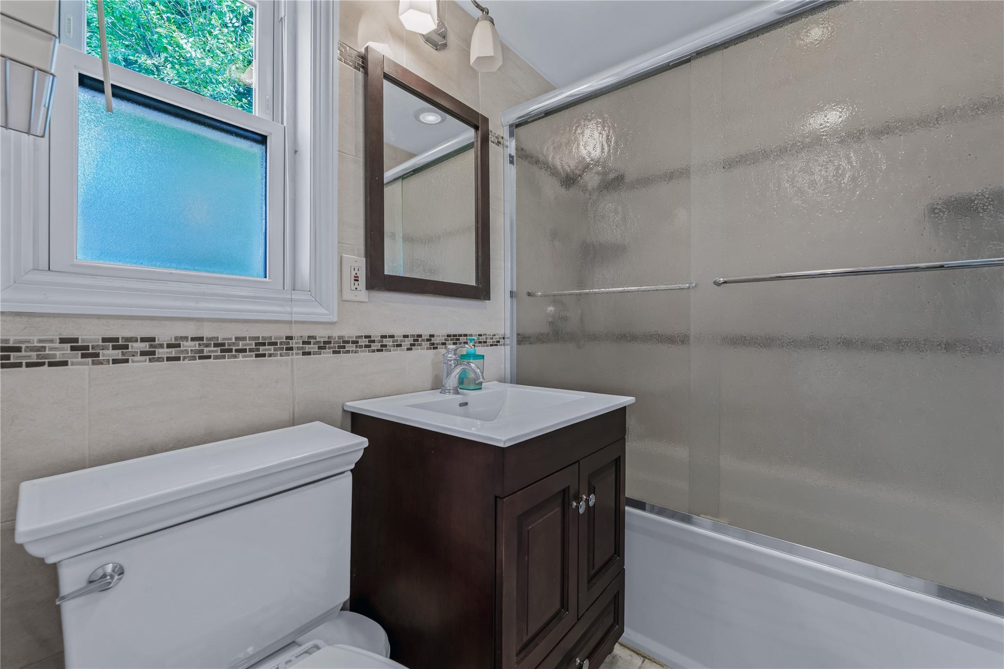 72 Harris Avenue, Hewlett, NY 11557