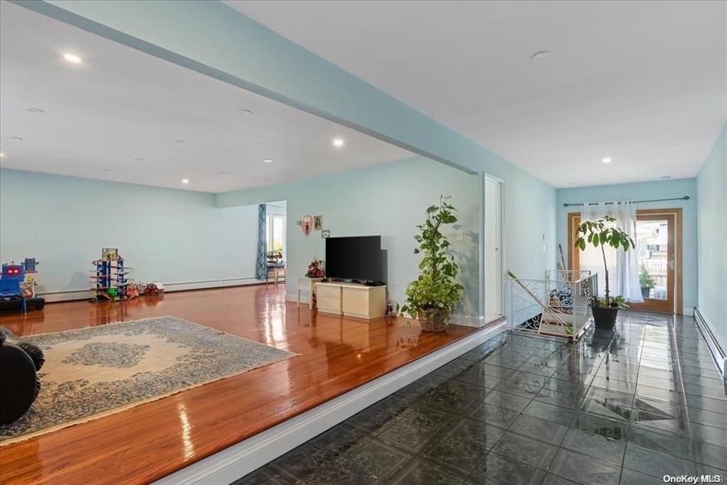 21 Oakley Avenue, Massapequa, NY 11758