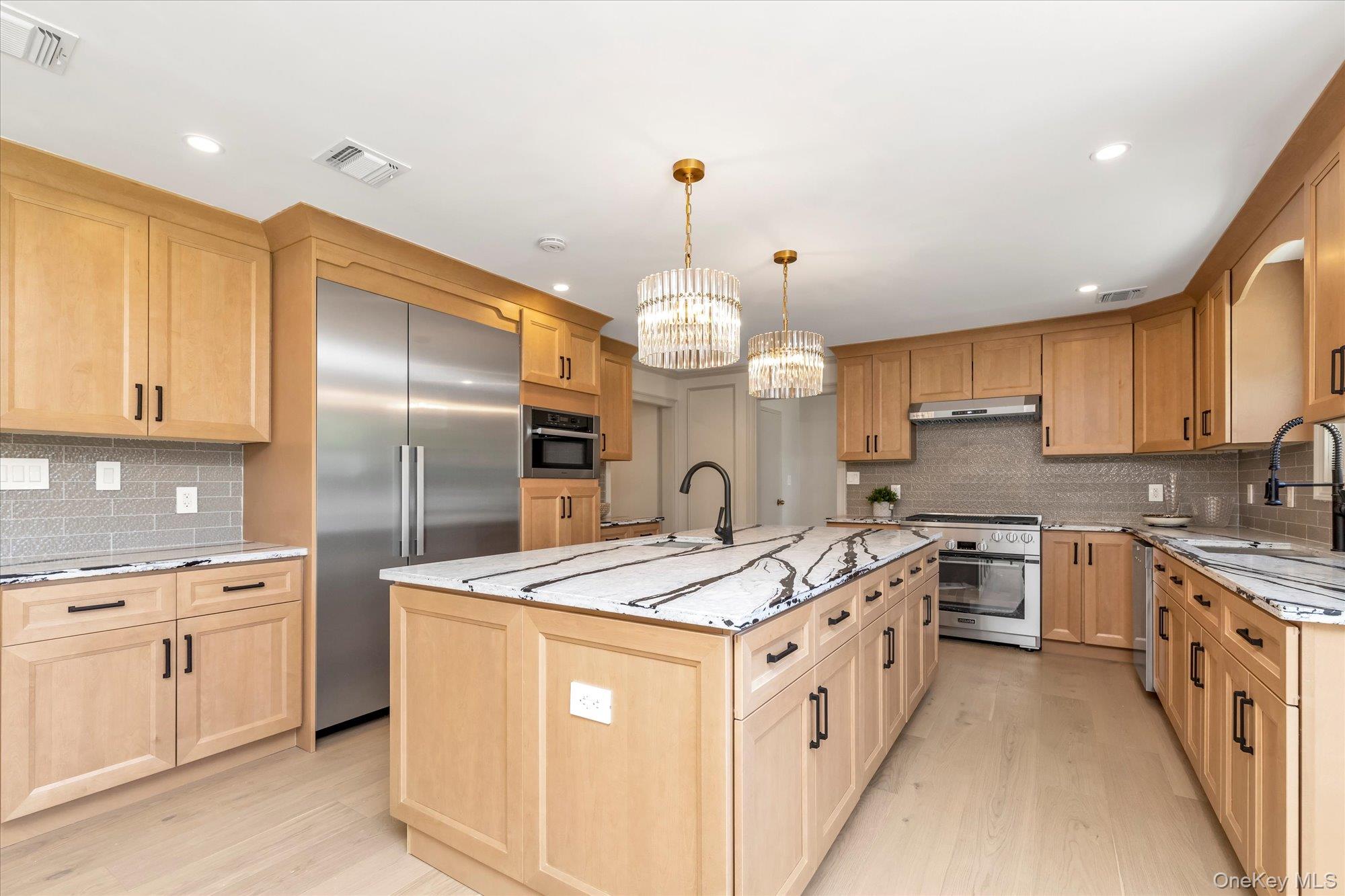 6 Victor Lane, Woodbury, NY 11797