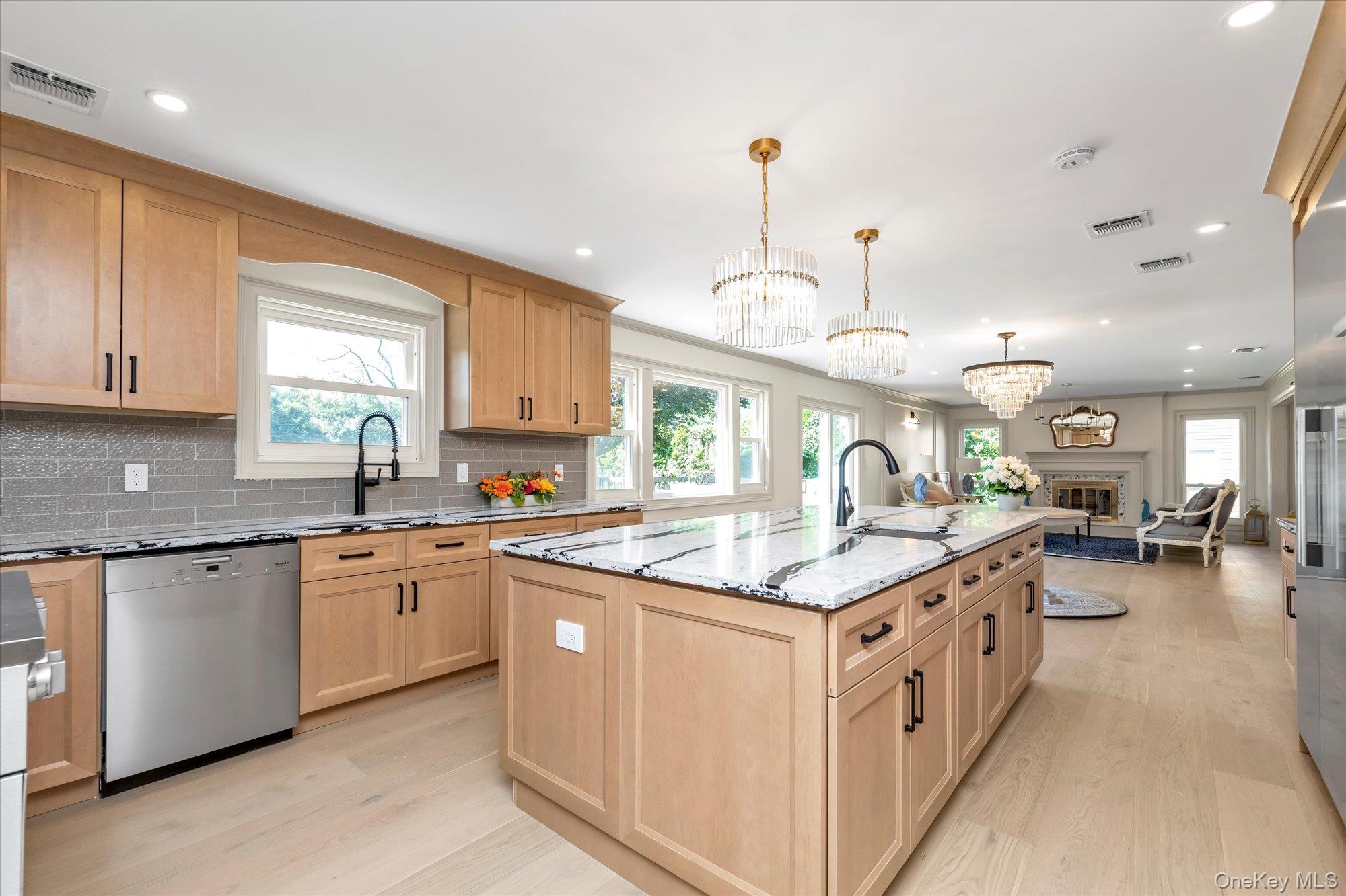 6 Victor Lane, Woodbury, NY 11797