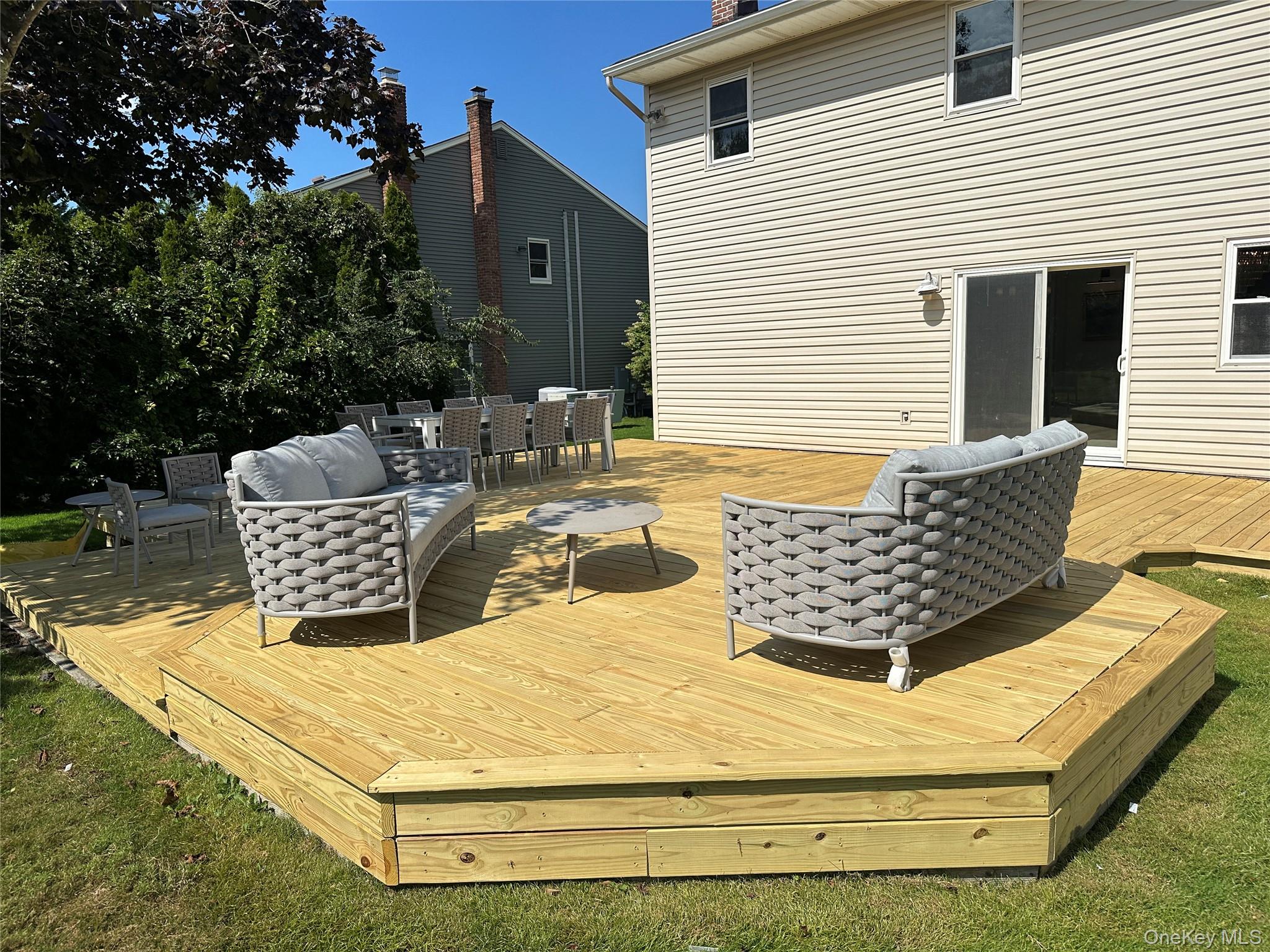 6 Victor Lane, Woodbury, NY 11797