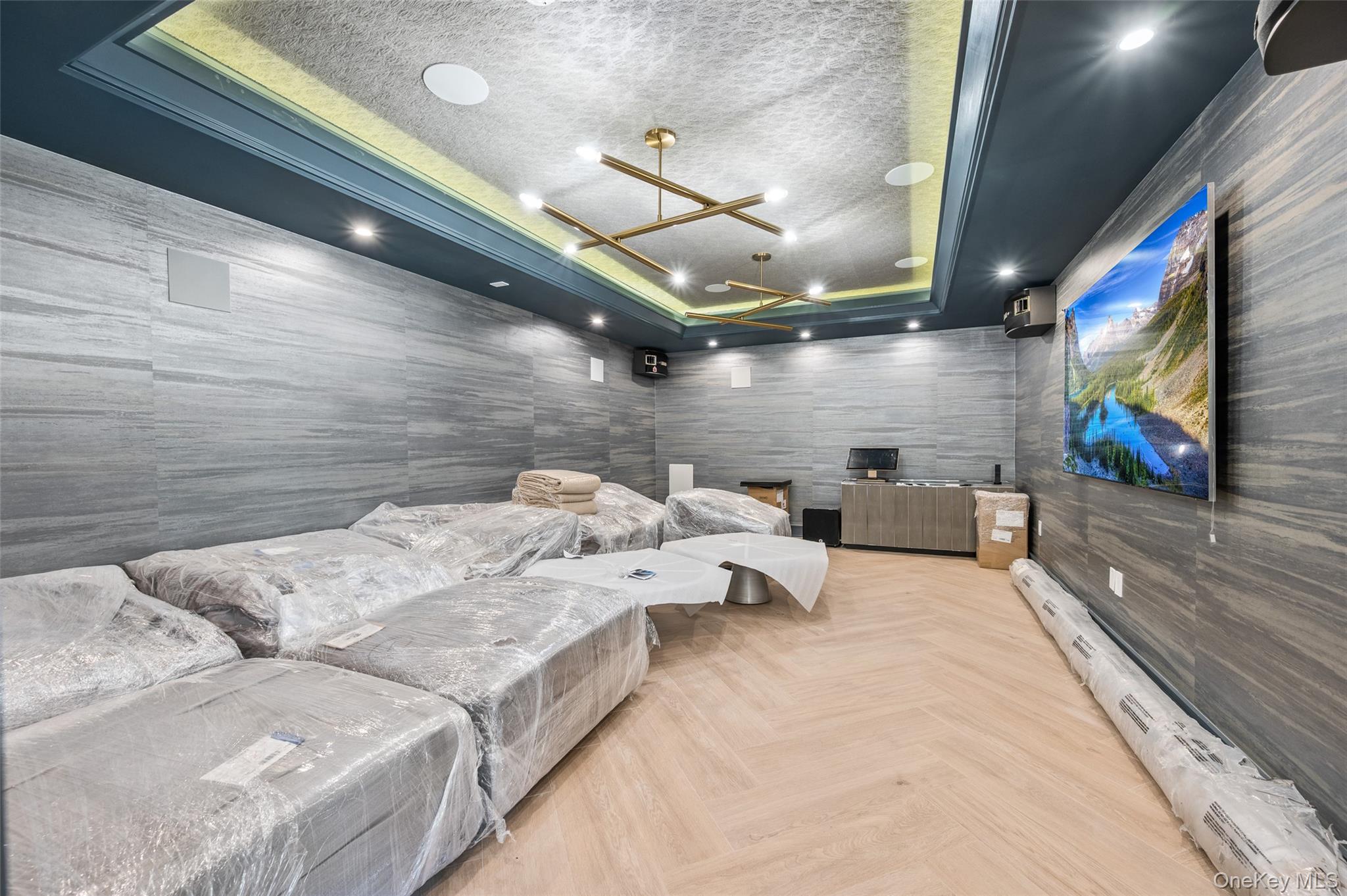 70 Candy Ln, Great Neck, NY 11023