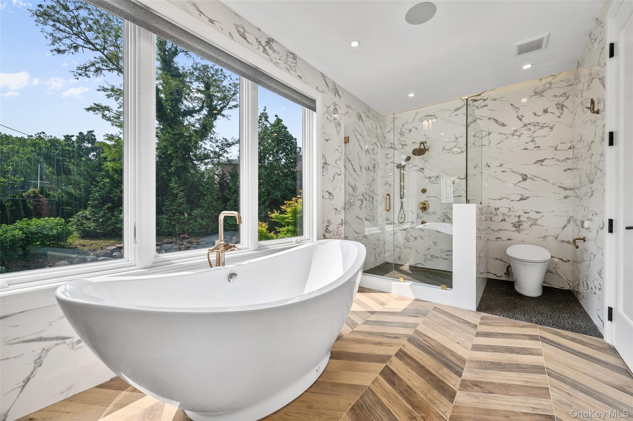 70 Candy Ln, Great Neck, NY 11023