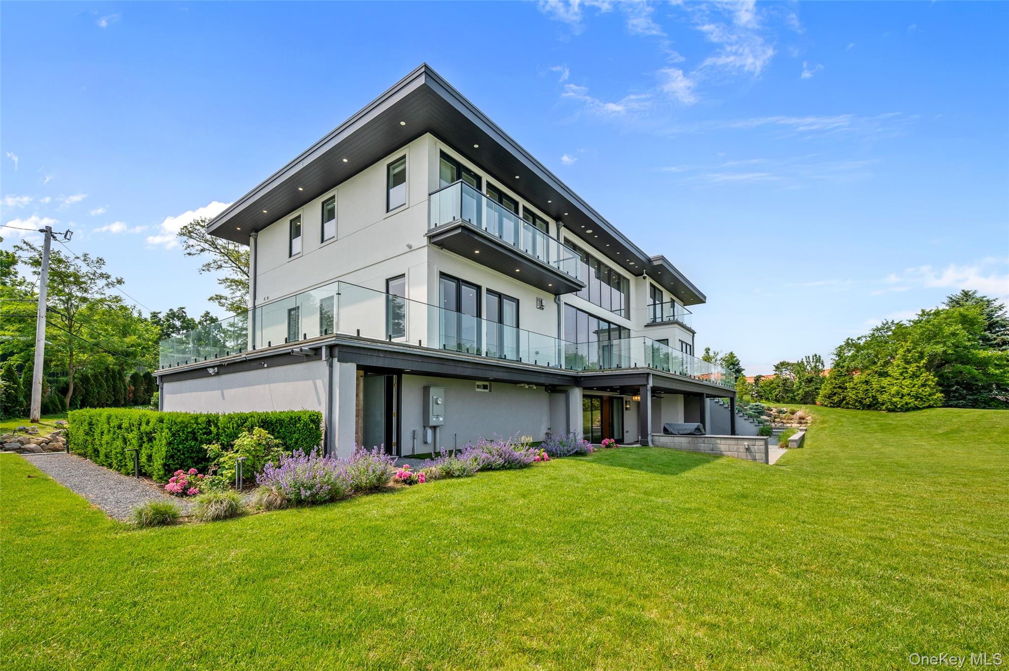 70 Candy Ln, Great Neck, NY 11023