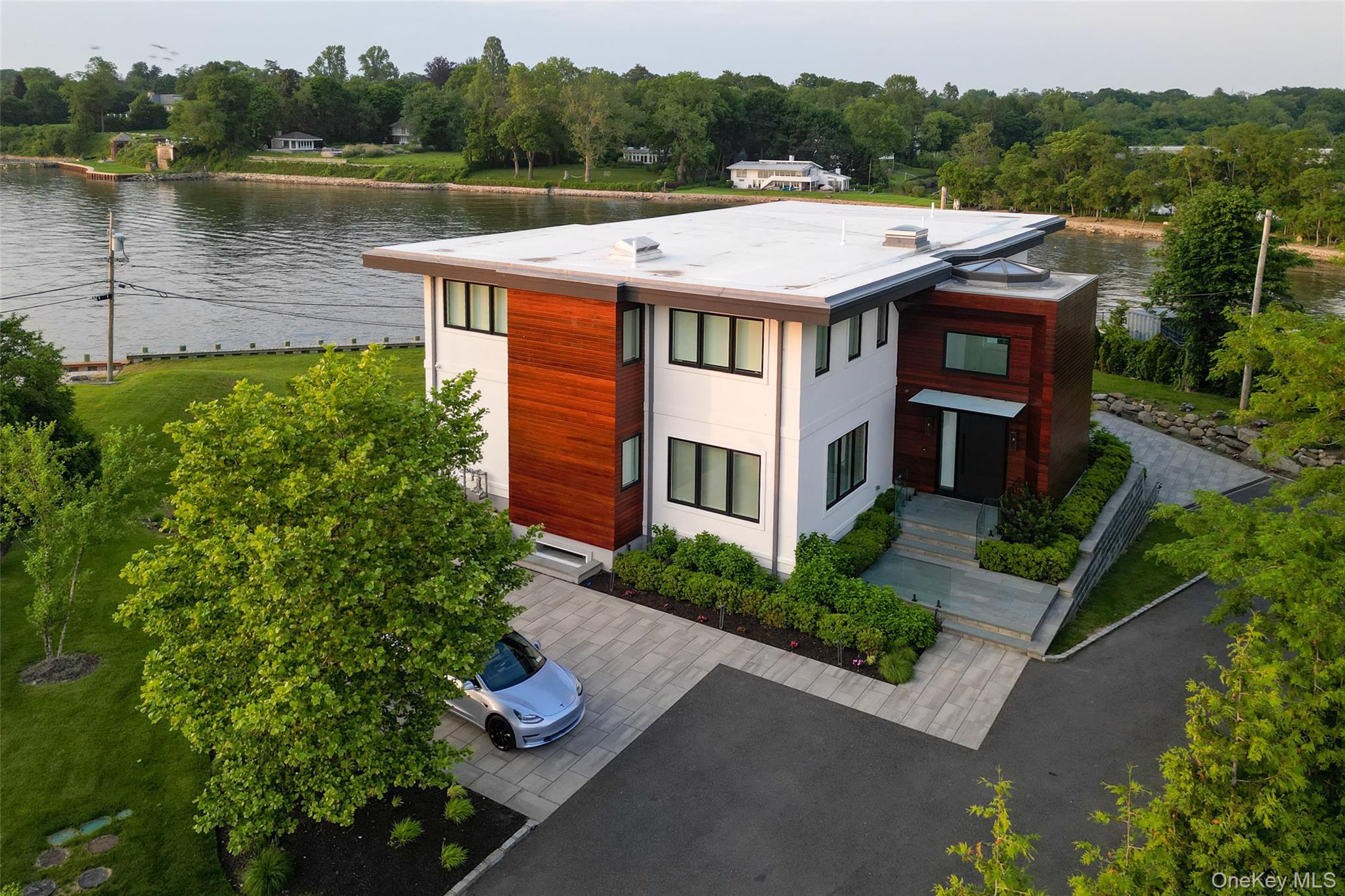 70 Candy Ln, Great Neck, NY 11023